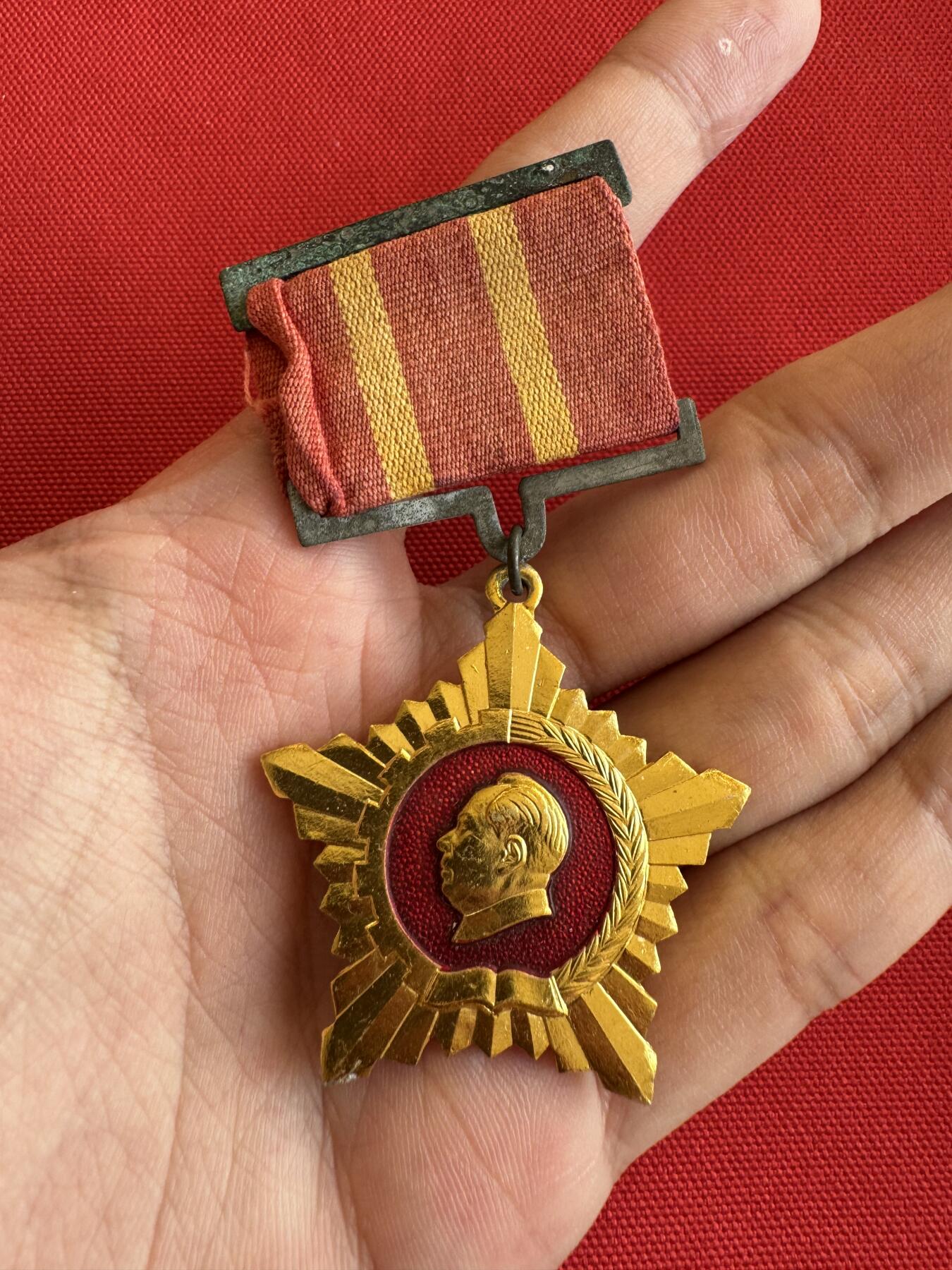 五哥徽章群   9号周二晚上八点4群联拍 铝章