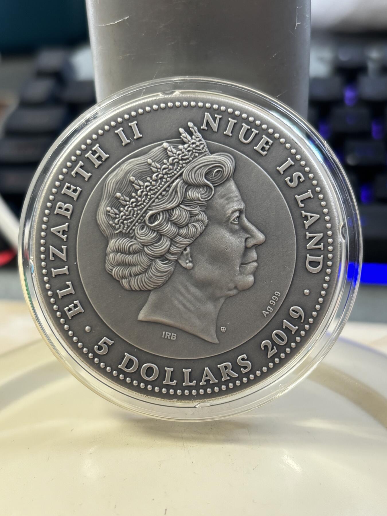 第185期拍卖 纽埃2019年勇士系列1日本武士2盎司镶嵌琥珀银币，999银，发行500枚