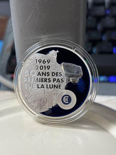 第185期拍卖 - 法国2019年人类登月50周年镶嵌特殊物质银币，金属:900银+特殊彩色物质，重量:17.3克+17.9克，直径:38毫米，发行：5000枚