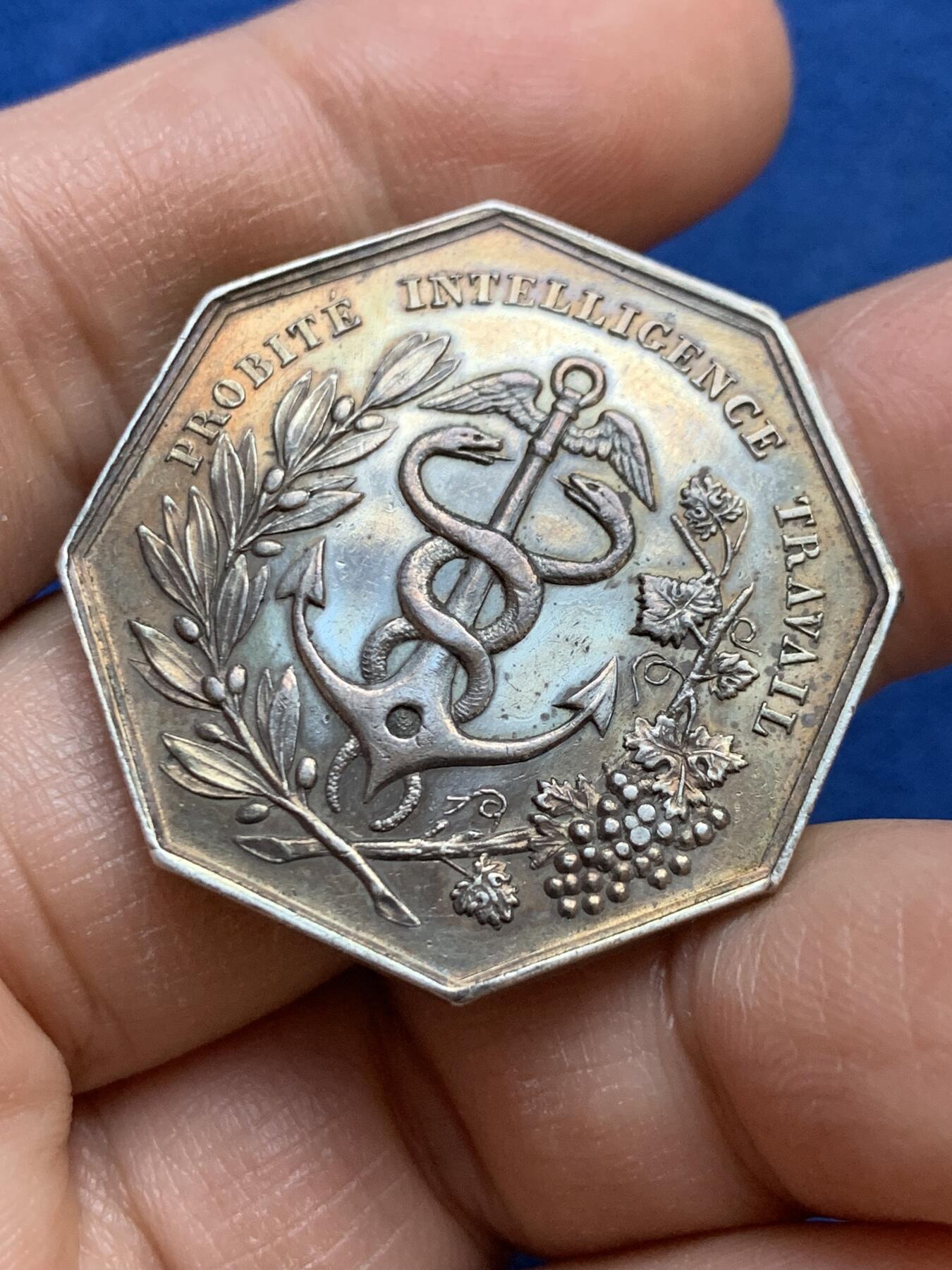 《竞宝斋》第445场 周日，周一，2场连拍 （全场包邮） 法国1860-1879年蒙彼利埃商会八角银质代币 正面小楼很精致，16.3克，33.5mm，蜜蜂银标。