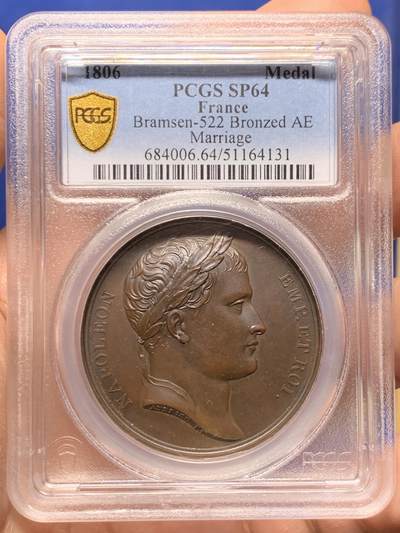 《竞宝斋》第445场 周日，周一，2场连拍 （全场包邮） - PCGS SP64 冠军分 法国1806年拿破仑原铸铜章 与巴登公国联姻 巴黎造币厂紫檀色包浆 头顶光芒四射的"N"标志 身着古罗马服饰的公主斯蒂芬妮与巴登大公国王储卡尔一对小情侣翩翩起舞 标志着拿破仑与巴登公国坚固的同盟关系形成 整体画面唯美洒脱 人物刻画细腻 甚至衣物上细微褶皱刻画至极 飘逸着后文艺复兴的人文艺术风格 如此高分精美程度堪称拿破仑原铸系列铜章的顶级之藏。加厚盒