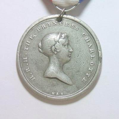 英国1817年王储夏洛特公主去世高浮雕大合金章 带绶带 40MM - 英国1817年王储夏洛特公主去世高浮雕大合金章 带绶带 40MM