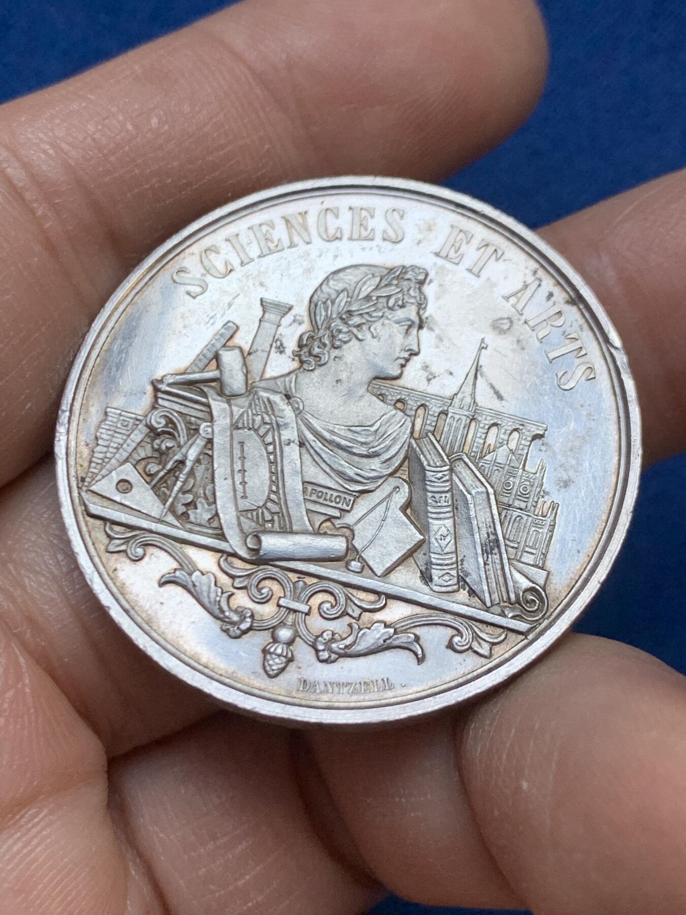 《竞宝斋》第445场 周日，周一，2场连拍 （全场包邮） 法国1850年卡尔瓦多斯公共工程咨询委员会纪念银章 蜜蜂银标 20.55克 35.6mm