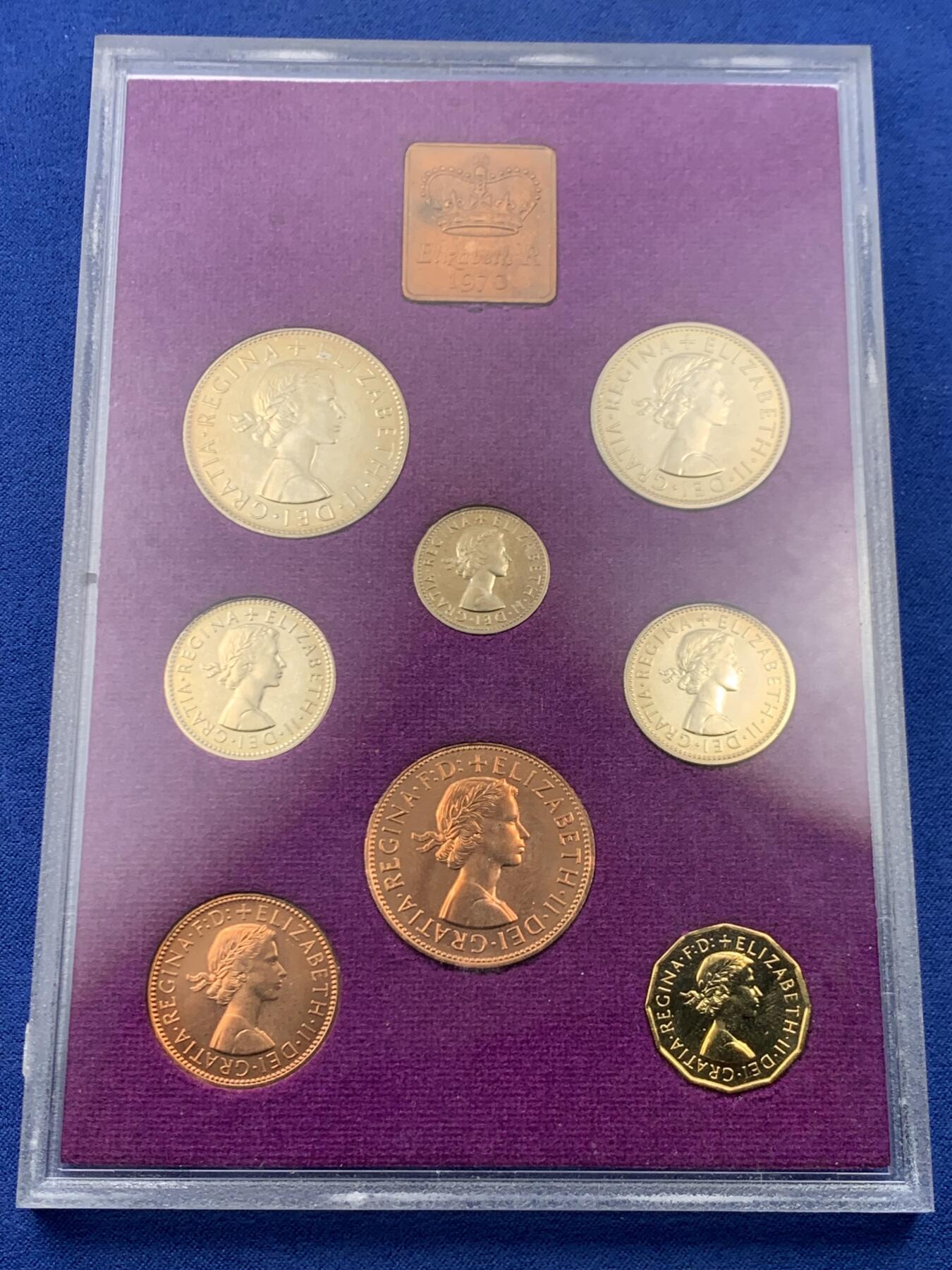 《竞宝斋》第445场 周日，周一，2场连拍 （全场包邮） 英国1970年精制套币，英国皇家造币厂铸造，保存状态不错，套子是1980的 细节见图。