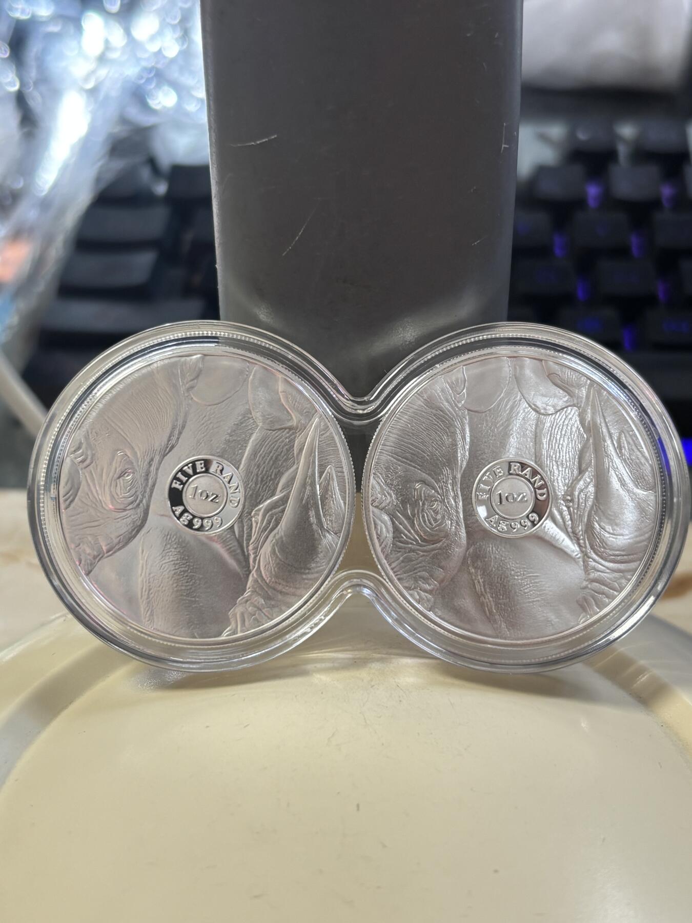 第185期拍卖 南非2022年非洲五霸系列犀牛5兰特精制纪念银币2枚套，999银，1盎司*2，发行1000套