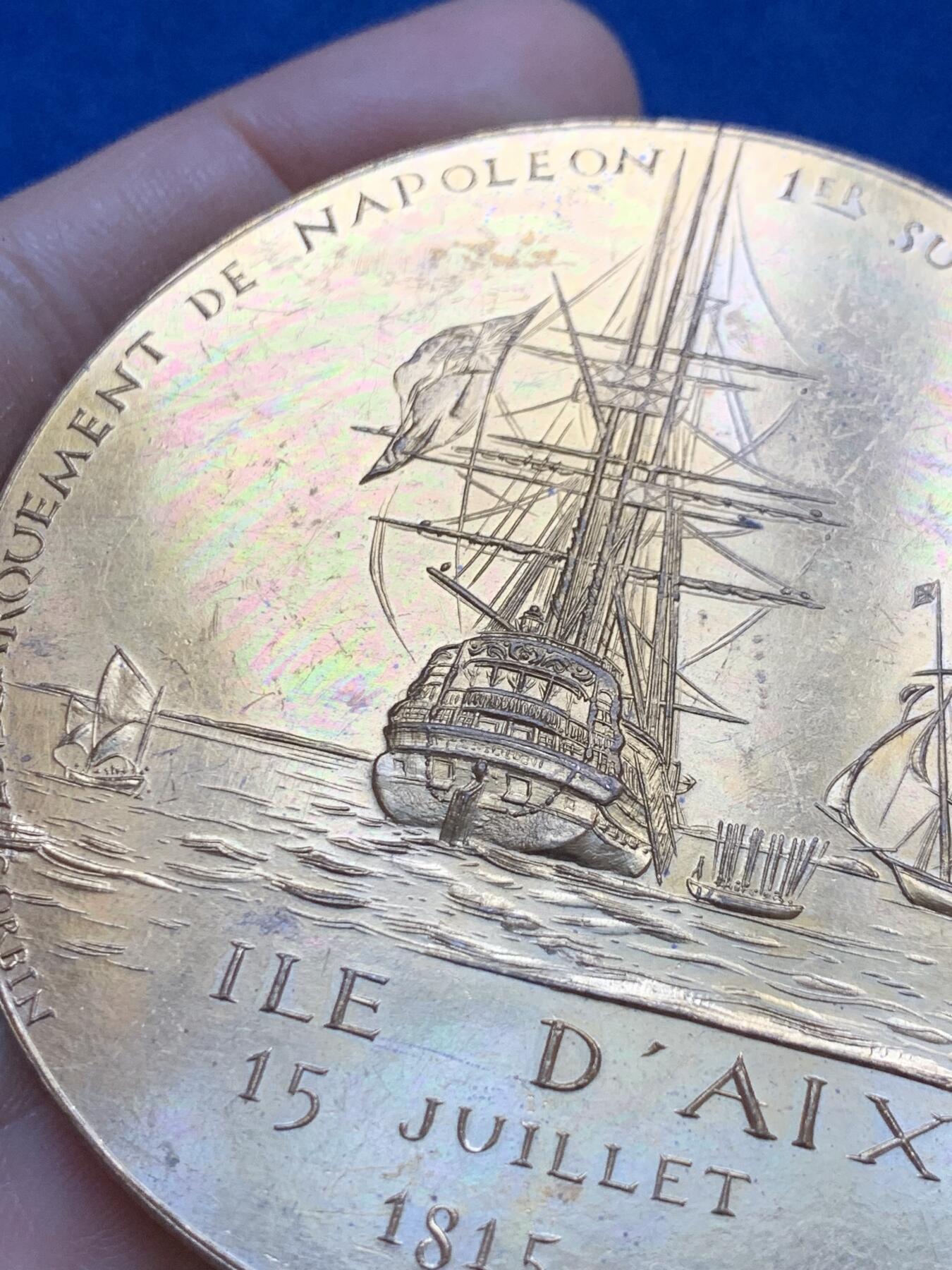 《竞宝斋》第445场 周日，周一，2场连拍 （全场包邮） 法国“1815年拿破仑向英国贝勒罗丰号战舰投降”镀金大铜章 直径69.2mm 重量140.9g 丰饶角铜标