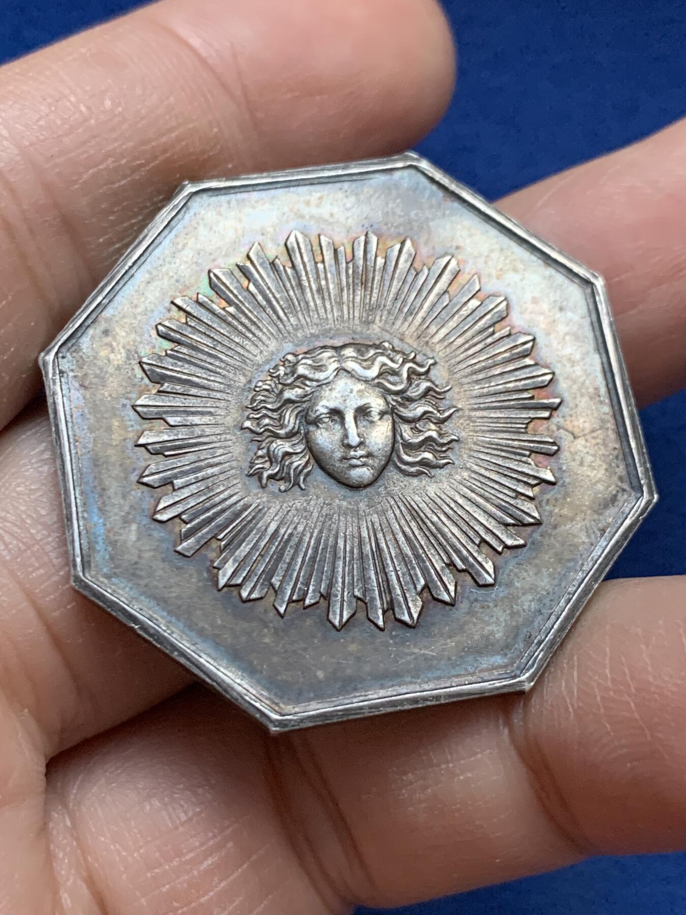 《竞宝斋》第445场 周日，周一，2场连拍 （全场包邮） 法国太阳保险公司八角银质代币 丰饶角1银标 21.35克 37mm