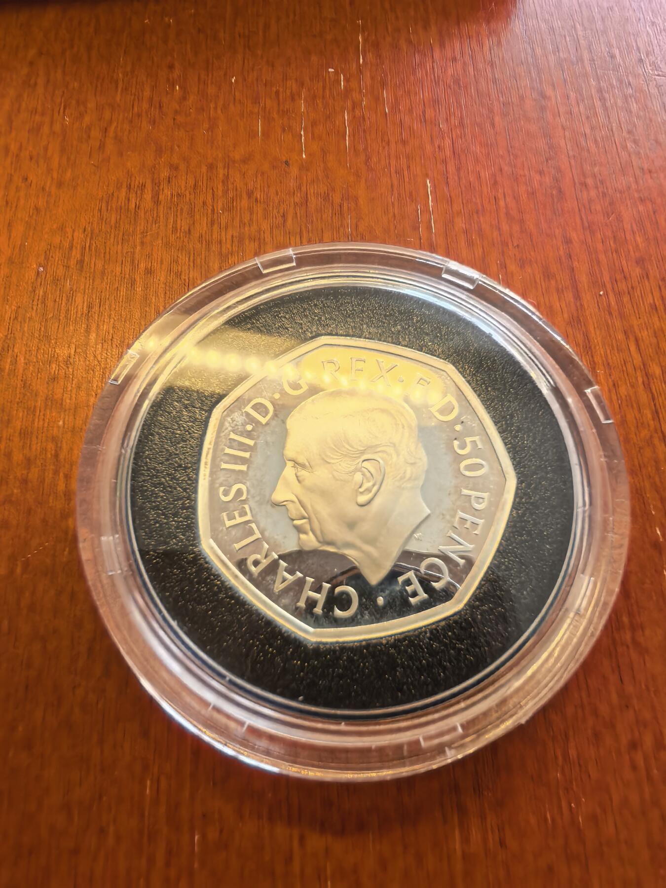 长老汇蛇年精选第八十场拍卖 2022查尔斯三世头像英国50便士精制纪念银币 伊丽莎白登基70周年，70分的eBay 2023年拍卖价1235元，盒证全