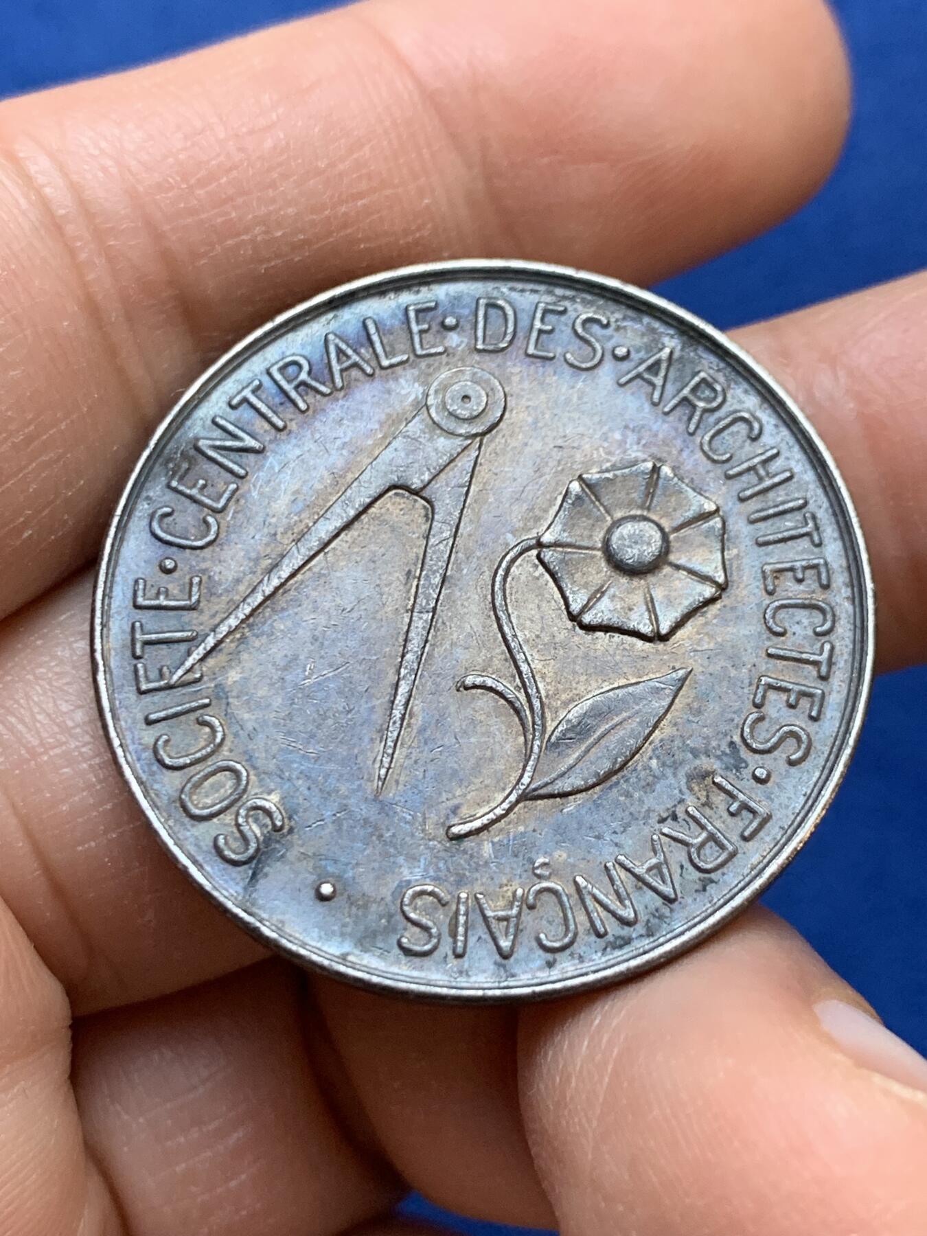 《竞宝斋》第445场 周日，周一，2场连拍 （全场包邮） 法国中央建筑师协会纪念银章 正面头戴城市建筑皇冠的女神 14.6克 33.5mm 丰饶角银标