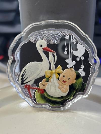 第185期拍卖 - 纽埃2017年婴儿宝宝降临人间幸福快乐彩色异形银币，999银，发行1500枚