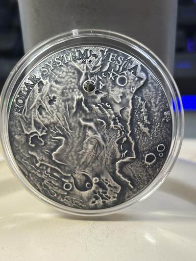 第185期拍卖 - 纽埃2018年太阳系系列4镶嵌灶神星4664陨石银币，999银，发行686枚