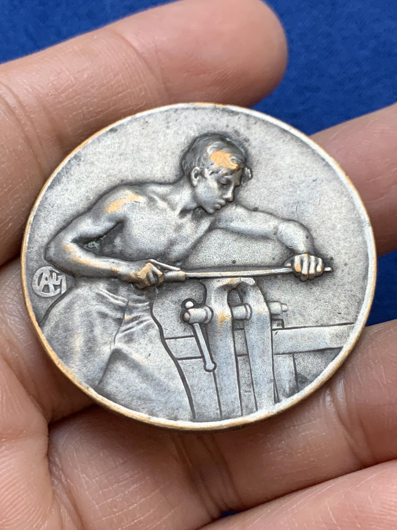 《竞宝斋》第445场 周日，周一，2场连拍 （全场包邮） 法国手工业协会镀银奖章 直径40.3mm 重量28g 三角铜标