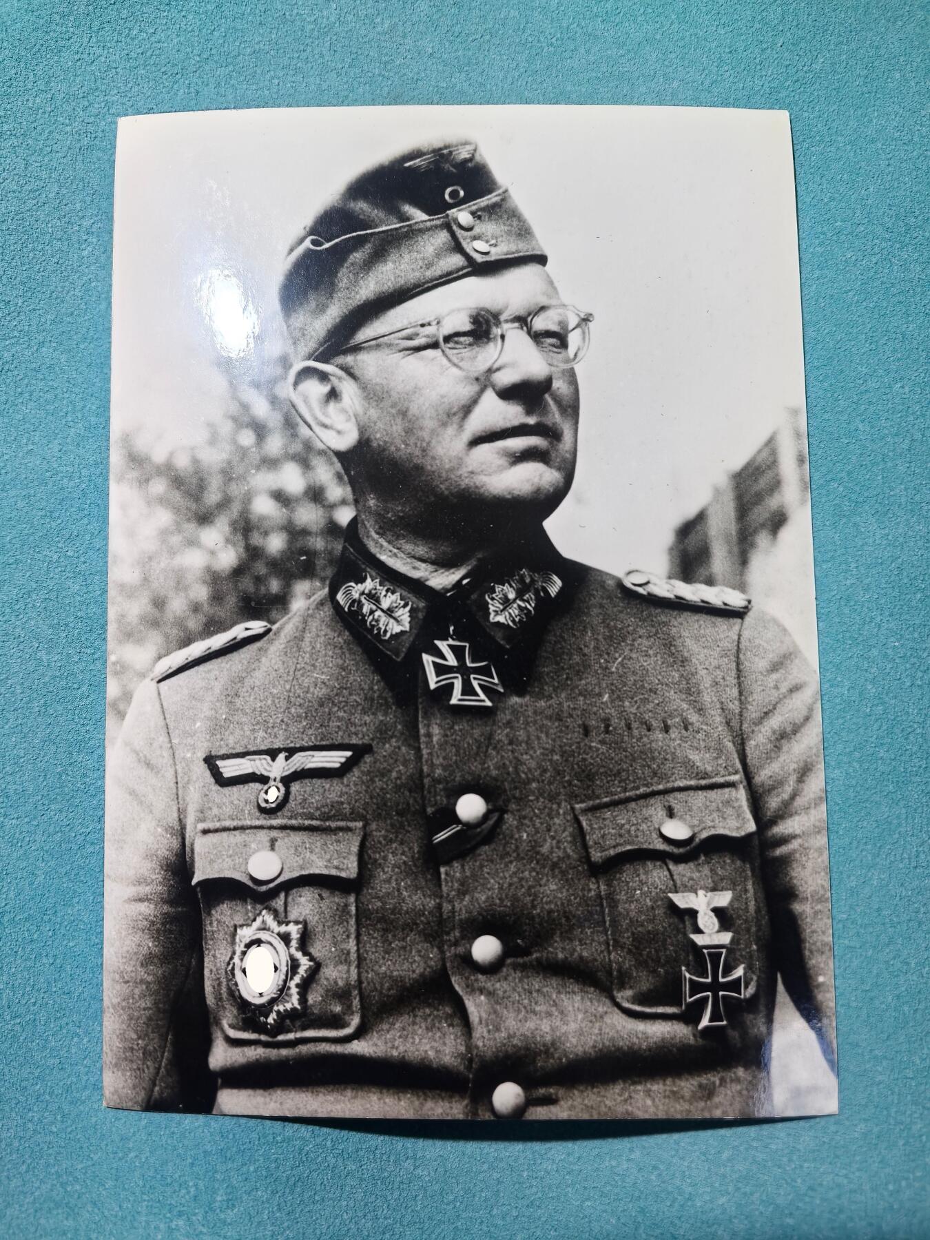 盛世勋华——号角文化勋章邮票专场拍卖第292期 德国（1939）橡叶骑士十字勋章获得者步兵上将瓦尔特·梅茨勒照片 佩戴骑士十字勋章/大德意志十字勋章/一战一级铁十字勋章及勋饰等