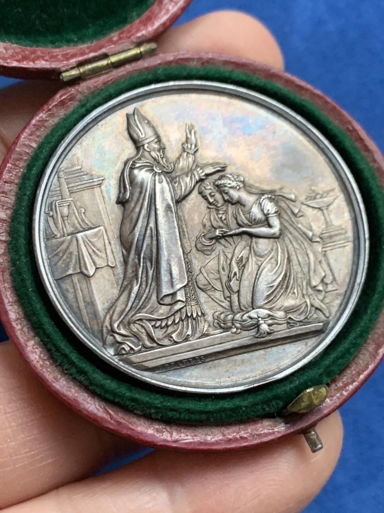 《竞宝斋》第445场 周日，周一，2场连拍 （全场包邮） 法国1865年高浮雕婚礼银章 32.6克 41.2mm 手指银标 好品 带盒