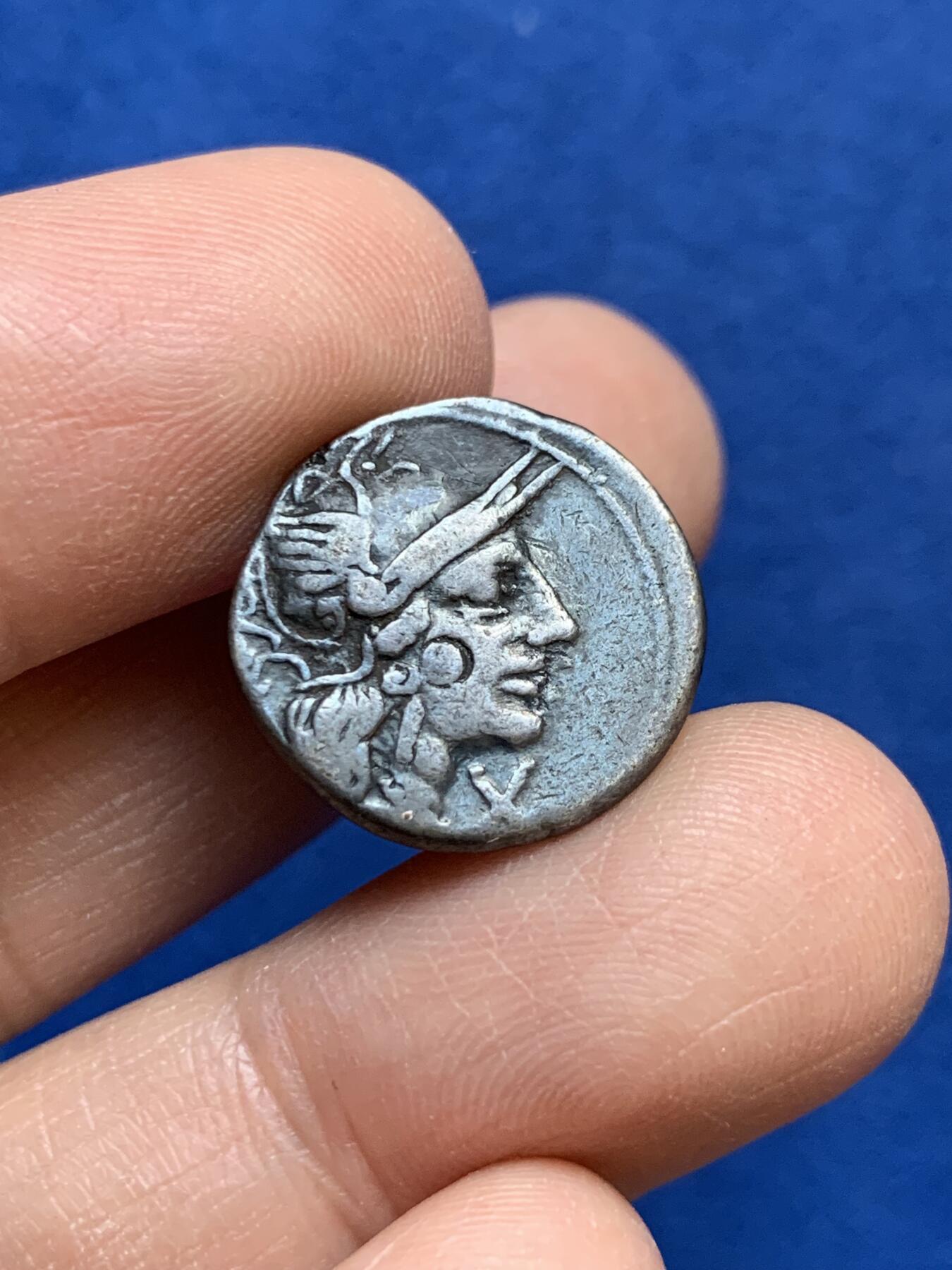 《竞宝斋》第445场 周日，周一，2场连拍 （全场包邮） 古罗马银币一枚 罗马城守护女神和胜利女神驾驭四马车打制币 3.75克 打制不错 细节见图