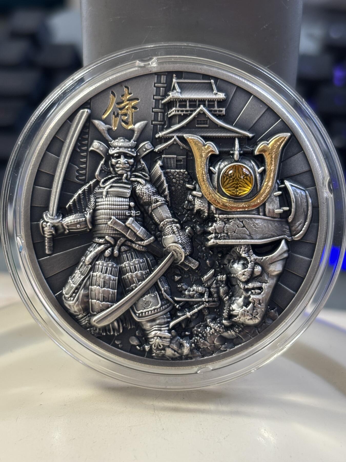 第185期拍卖 纽埃2019年勇士系列1日本武士2盎司镶嵌琥珀银币，999银，发行500枚