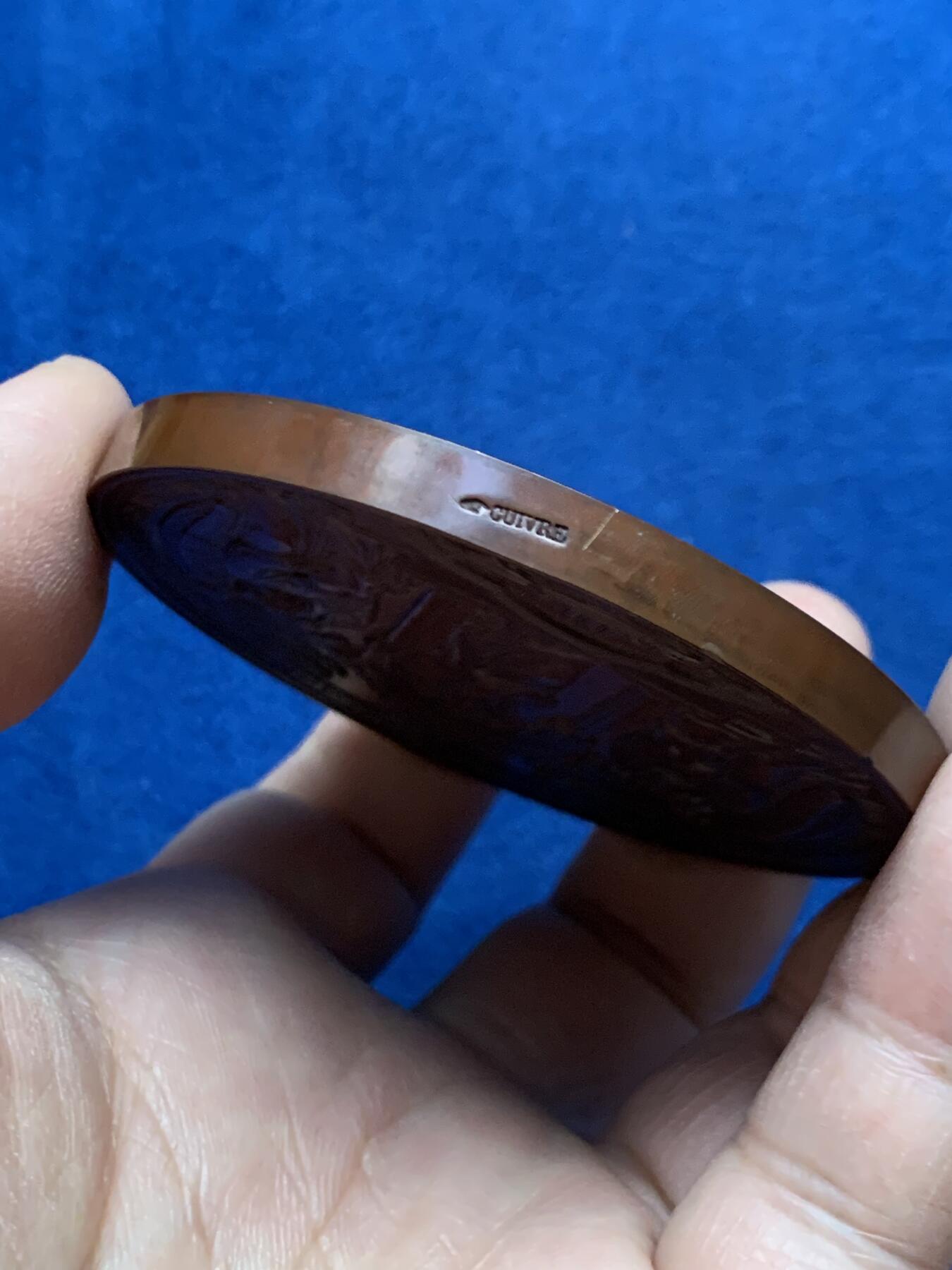 《竞宝斋》第445场 周日，周一，2场连拍 （全场包邮） 1856年法国圣餐洗礼大铜章 好品 161.7克 68.6mm 手指铜标 带盒