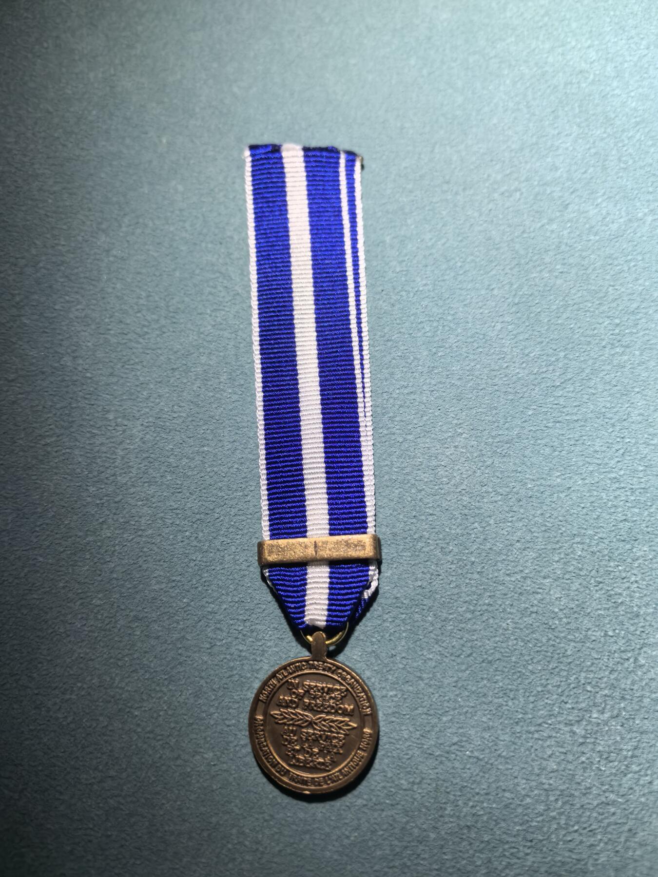 盛世勋华——号角文化勋章邮票专场拍卖第292期 北约马其顿作战奖章迷你章 带科索沃勋条