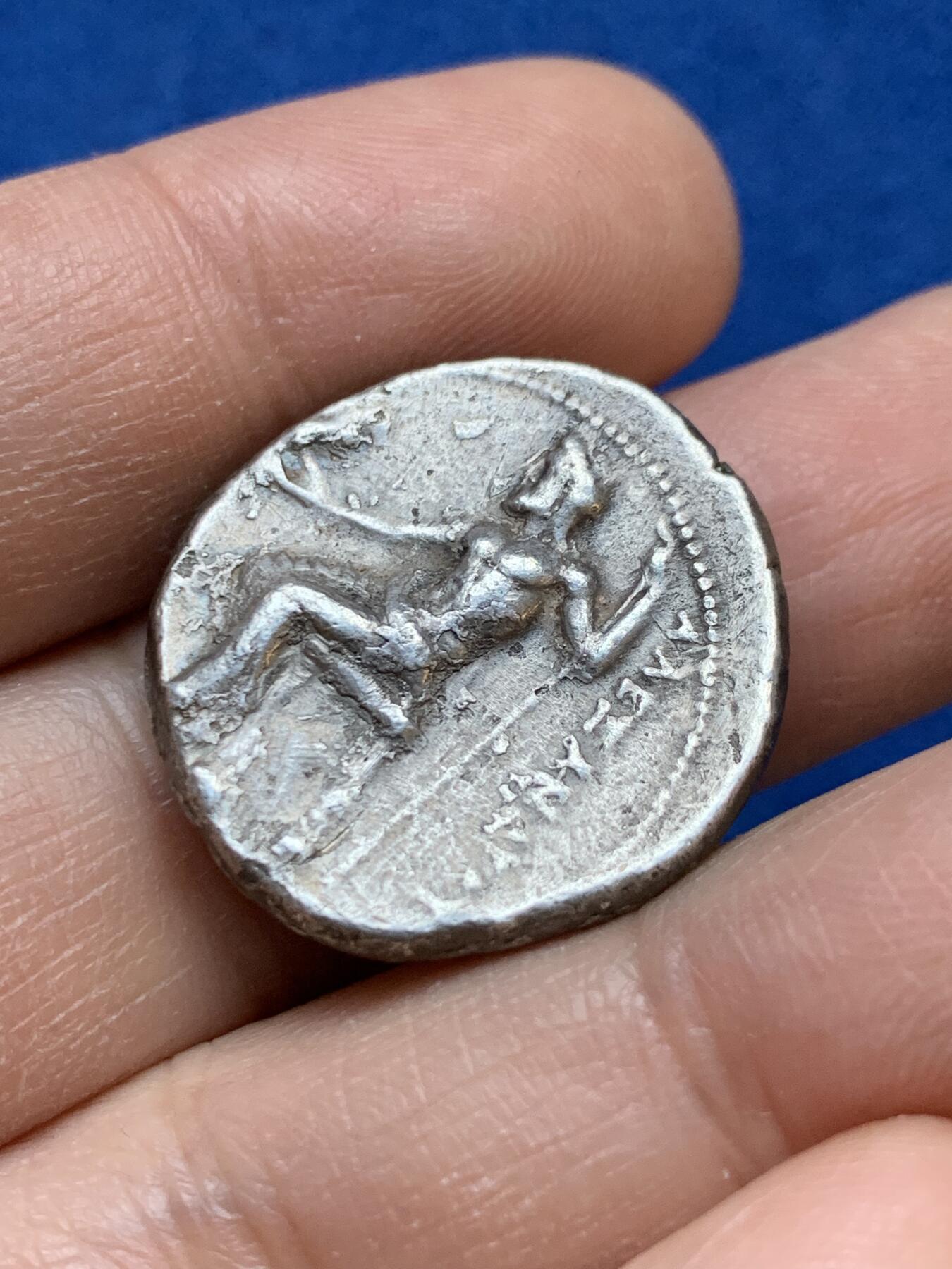 《竞宝斋》第445场 周日，周一，2场连拍 （全场包邮） 马其顿王国亚历山大4德拉克马银币，公元前336-前323年，亚历山大打败波斯帝国后，在米里安德罗斯或者伊索斯城打制的4德拉克马银币，俗称“在世版”。正面：大力神赫拉克勒斯，背面：主神宙斯左手持权杖，右手托托鹰座像。面值：4德拉克马。币坯接近正圆，图案打制居中，艺术性较强。