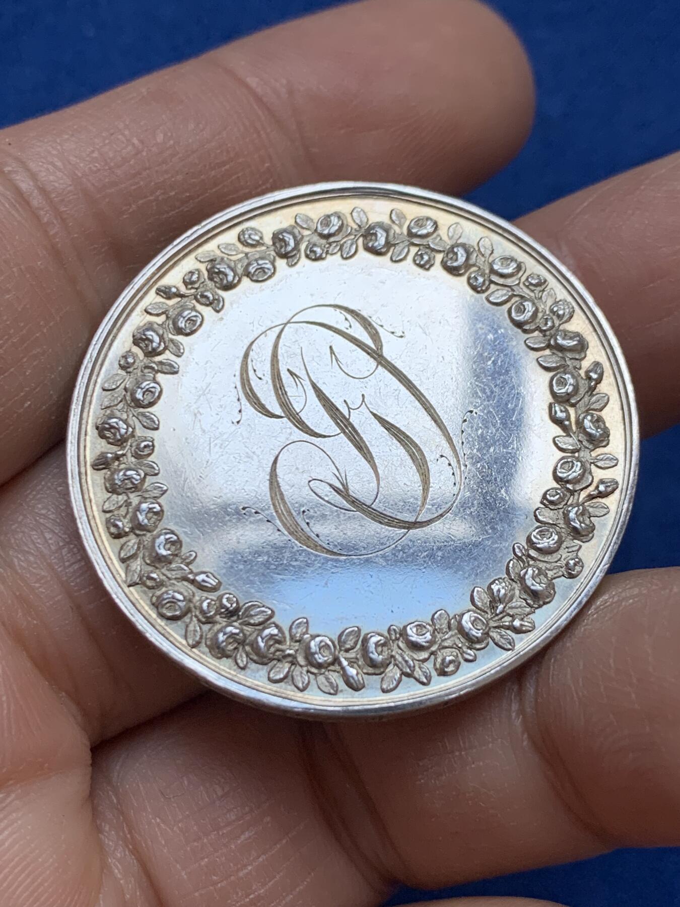 《竞宝斋》第445场 周日，周一，2场连拍 （全场包邮） 法国银质婚章 1840 神灯边铭 21.15克 36mm 边铭周圈刻字 背面花体字漂亮