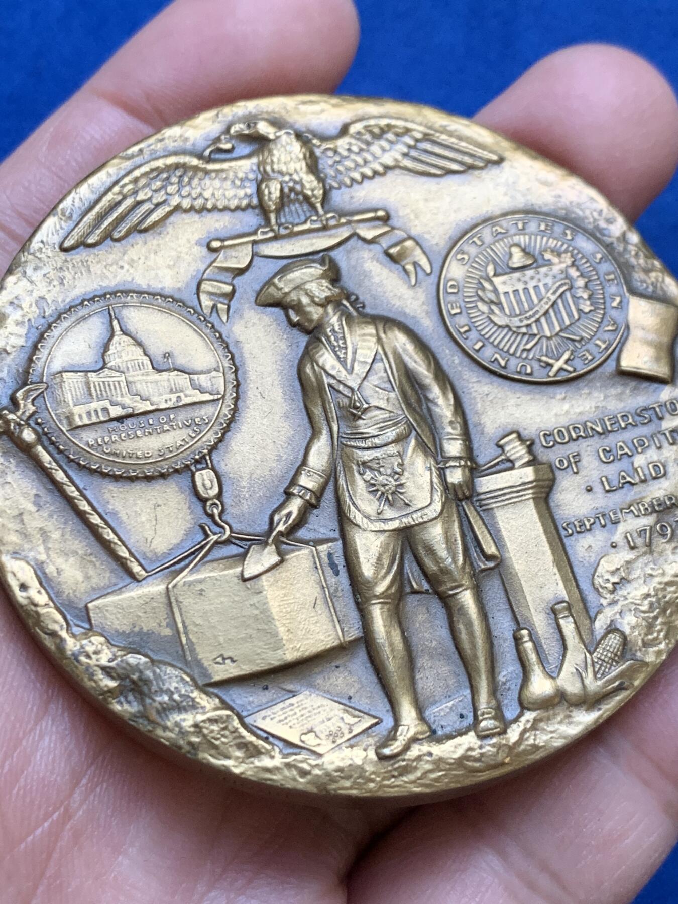 《竞宝斋》第445场 周日，周一，2场连拍 （全场包邮） 美国国会大厦奠基石铺设纪念大铜章 边铭刻字 直径63mm 重量142g