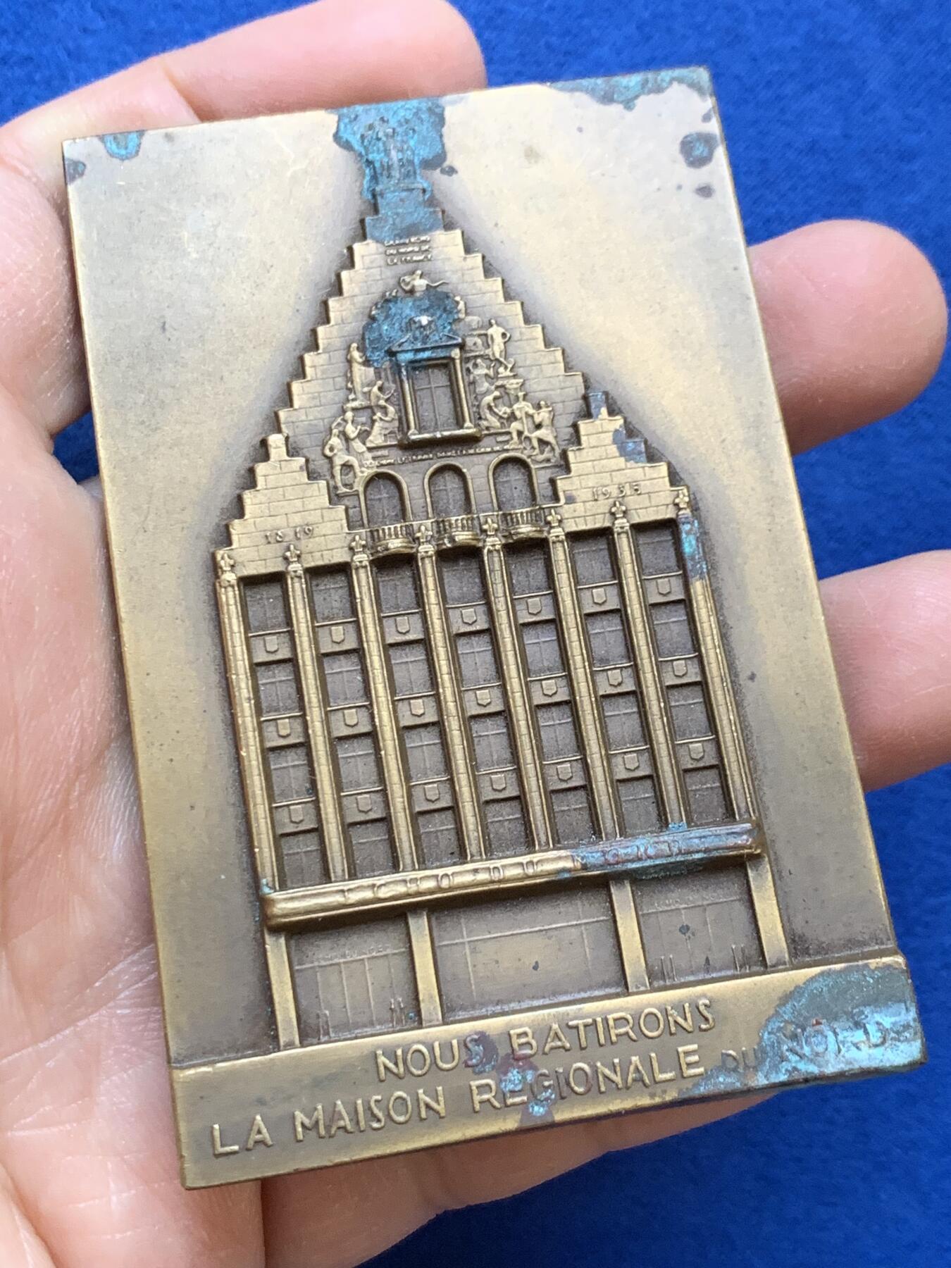 《竞宝斋》第445场 周日，周一，2场连拍 （全场包邮） 法国方形大铜章，重186.5克，直径52.5*80.8mm，作者Soubricas