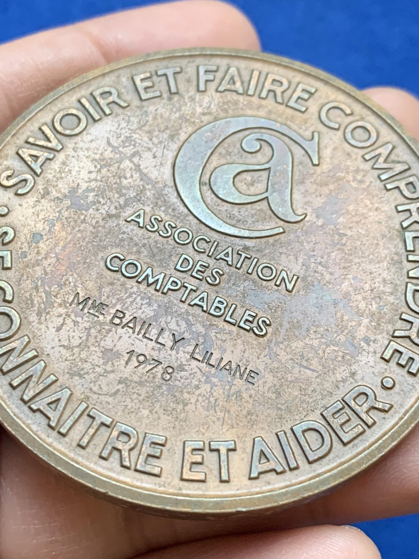 《竞宝斋》第445场 周日，周一，2场连拍 （全场包邮） 法国电子制造业大铜章 1979 丰饶角铜标 直径58.7mm 重量93.2g