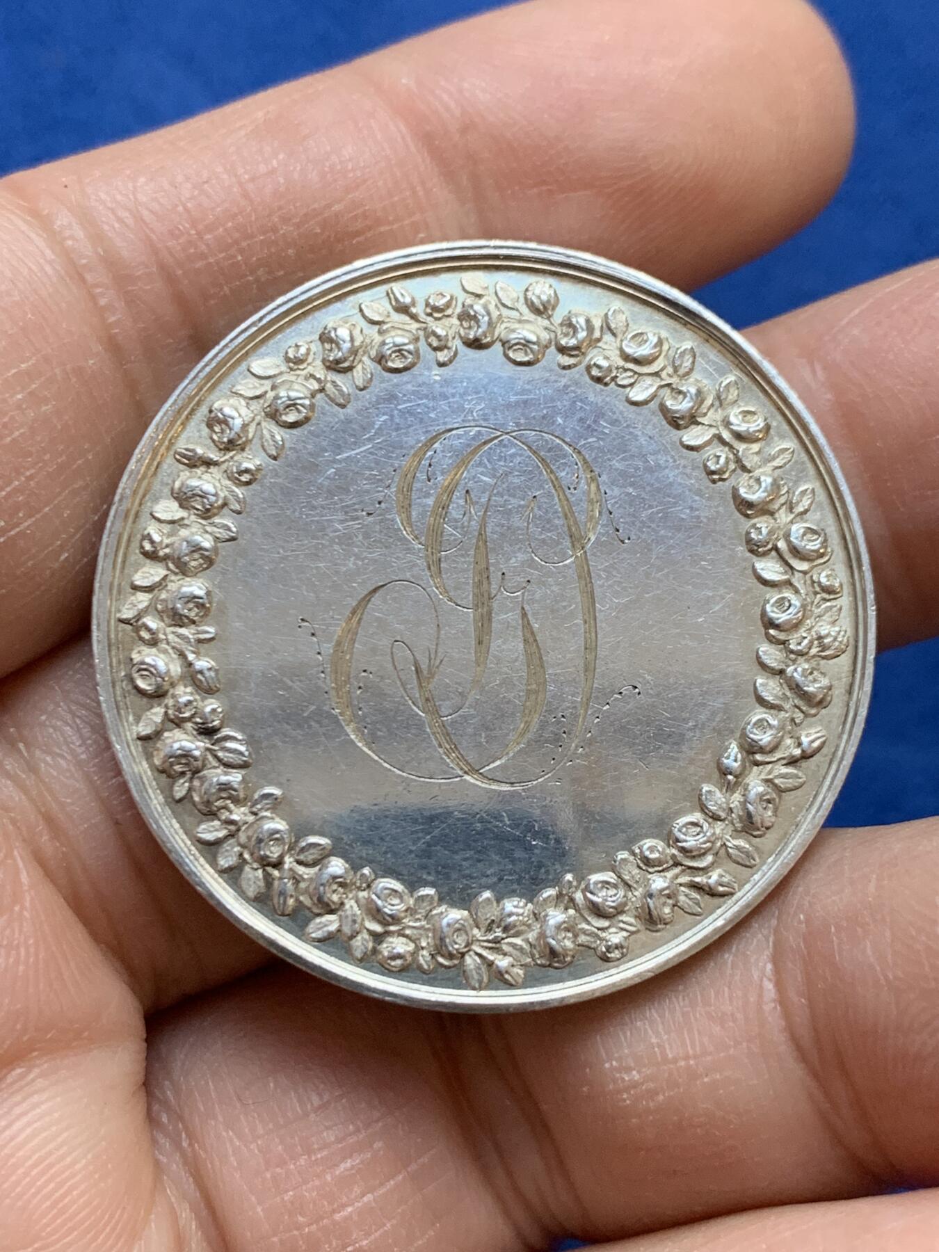 《竞宝斋》第445场 周日，周一，2场连拍 （全场包邮） 法国银质婚章 1840 神灯边铭 21.15克 36mm 边铭周圈刻字 背面花体字漂亮