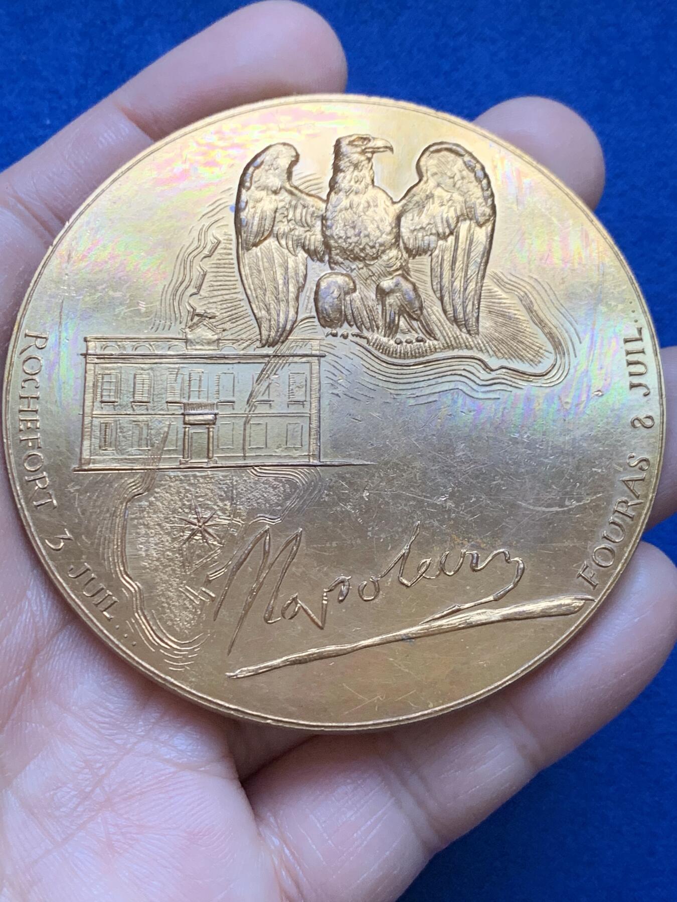 《竞宝斋》第445场 周日，周一，2场连拍 （全场包邮） 法国“1815年拿破仑向英国贝勒罗丰号战舰投降”镀金大铜章 直径69.2mm 重量140.9g 丰饶角铜标