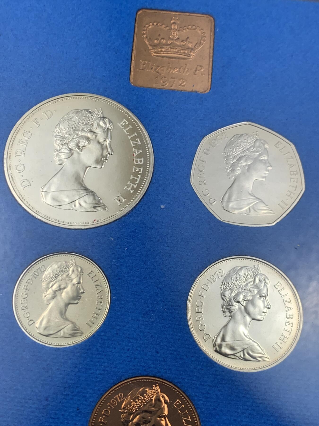 《竞宝斋》第445场 周日，周一，2场连拍 （全场包邮） 英国1972年精制套币 7枚币和1枚章 包含女王银婚精制克朗纪念币 状态挺美