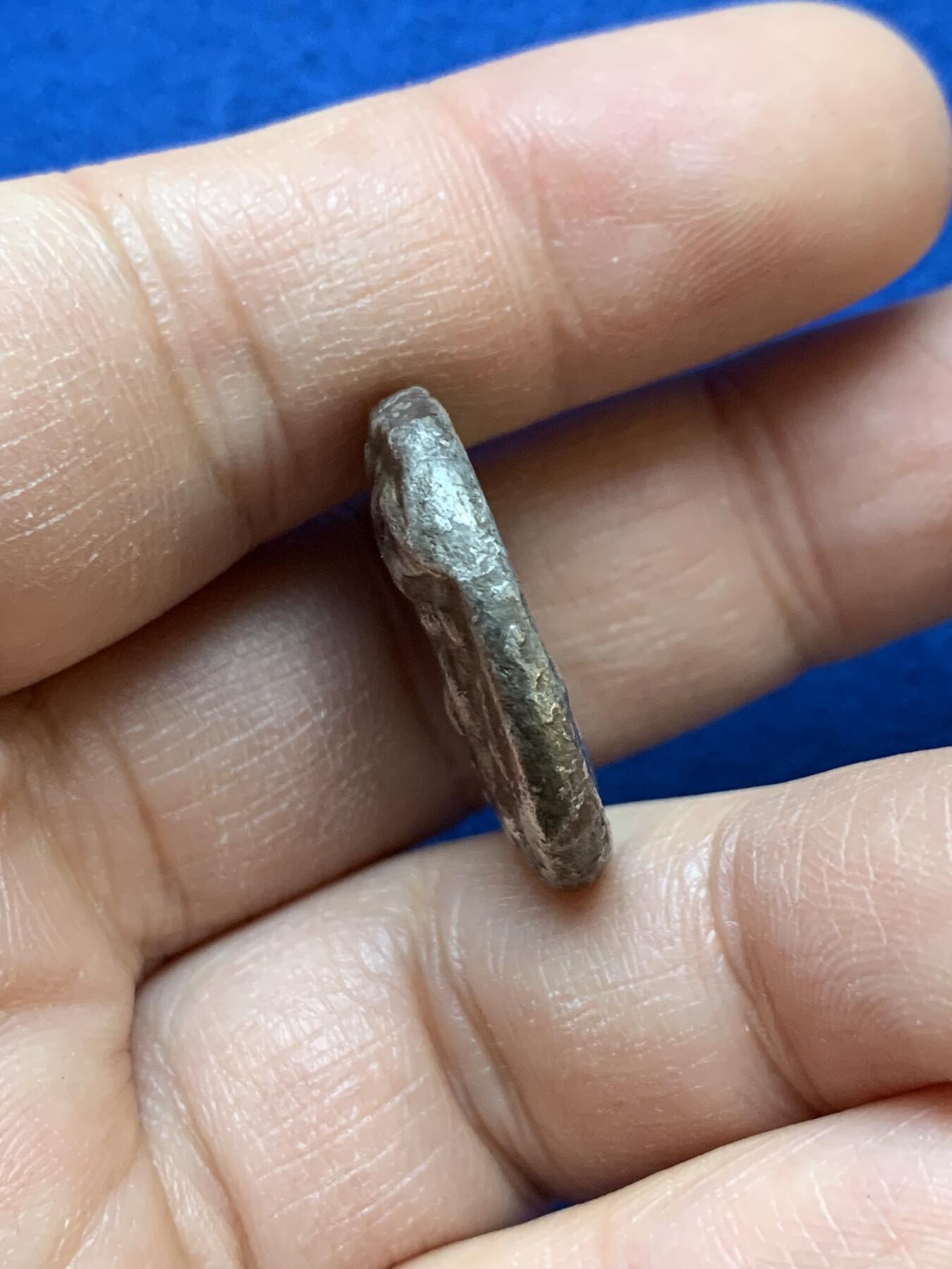 《竞宝斋》第445场 周日，周一，2场连拍 （全场包邮） 马其顿王国亚历山大4德拉克马银币，公元前336-前323年，亚历山大打败波斯帝国后，在米里安德罗斯或者伊索斯城打制的4德拉克马银币，俗称“在世版”。正面：大力神赫拉克勒斯，背面：主神宙斯左手持权杖，右手托托鹰座像。面值：4德拉克马。币坯接近正圆，图案打制居中，艺术性较强。