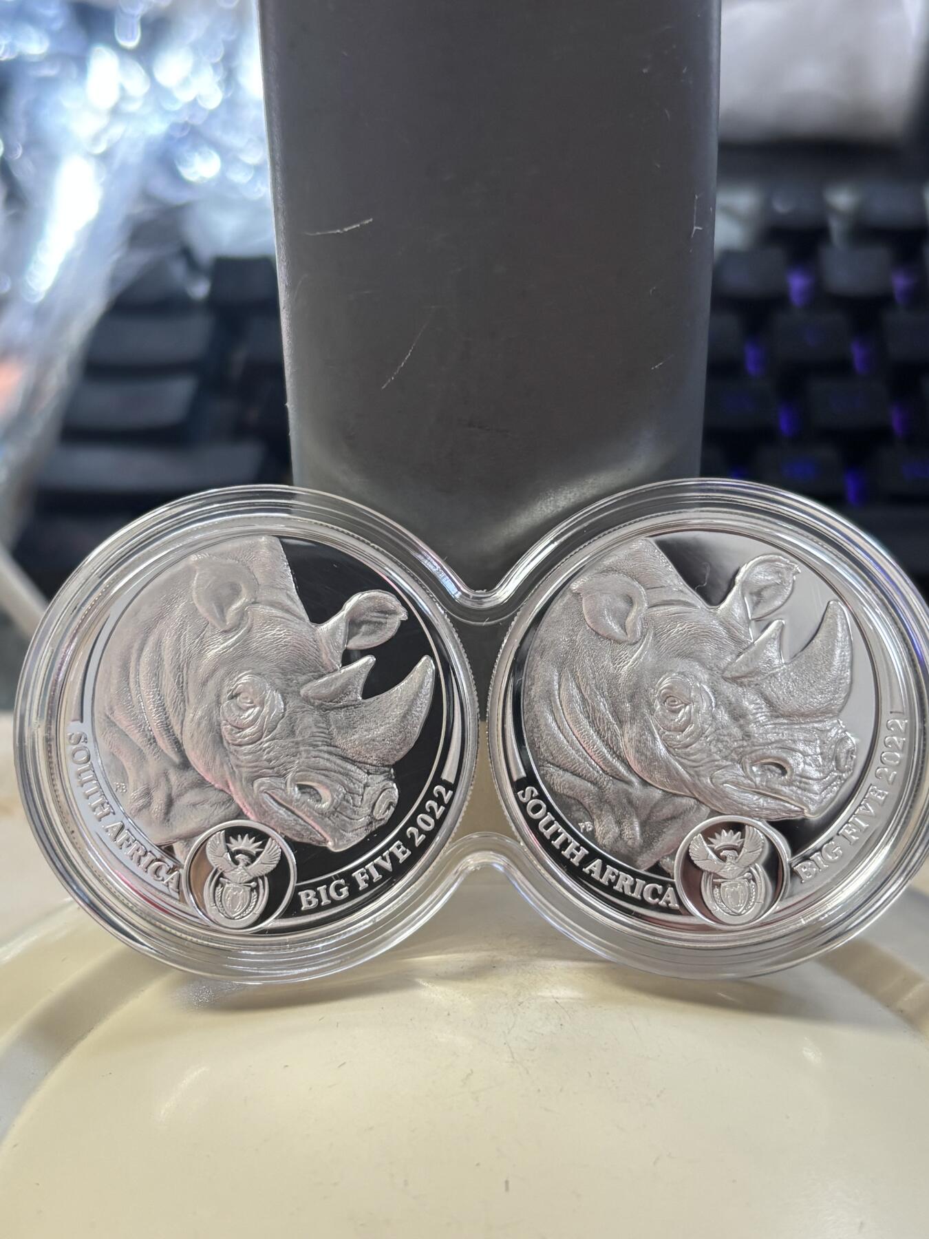 第185期拍卖 南非2022年非洲五霸系列犀牛5兰特精制纪念银币2枚套，999银，1盎司*2，发行1000套