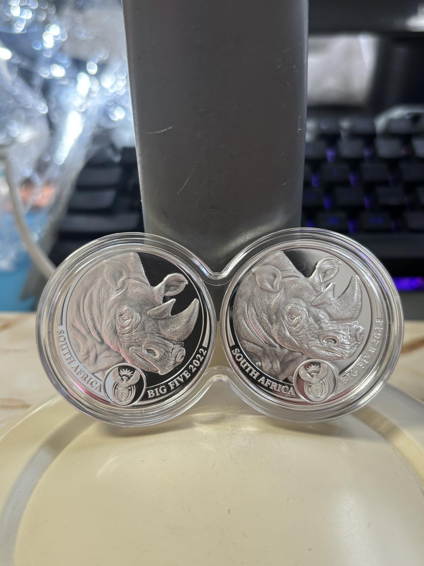 第185期拍卖 南非2022年非洲五霸系列犀牛5兰特精制纪念银币2枚套，999银，1盎司*2，发行1000套