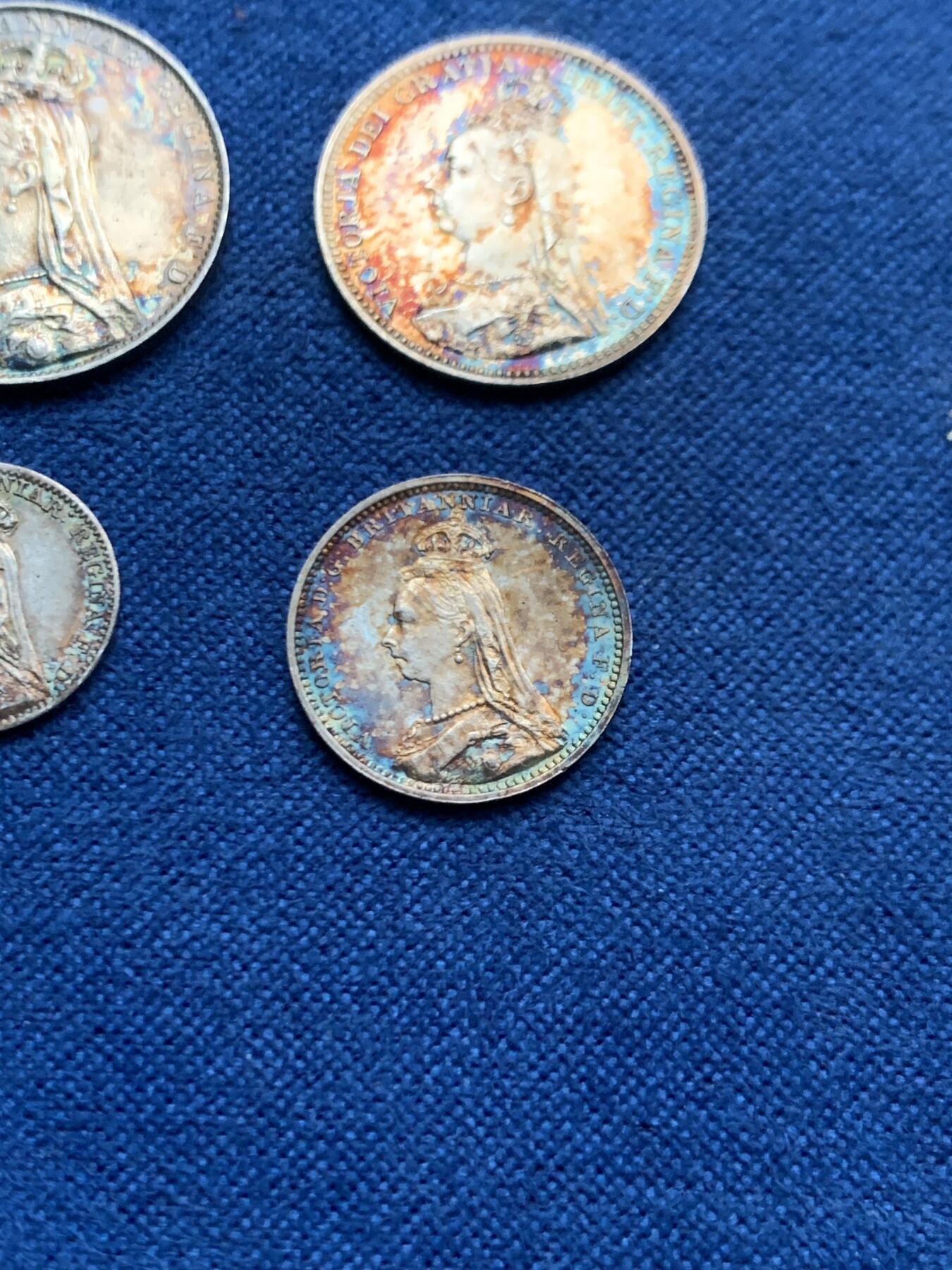 《竞宝斋》第445场 周日，周一，2场连拍 （全场包邮） 四枚一组 英国1891年维多利亚高冠濯足节银币，带盒，1便士、2便士、3便士、4便士，细节见图。