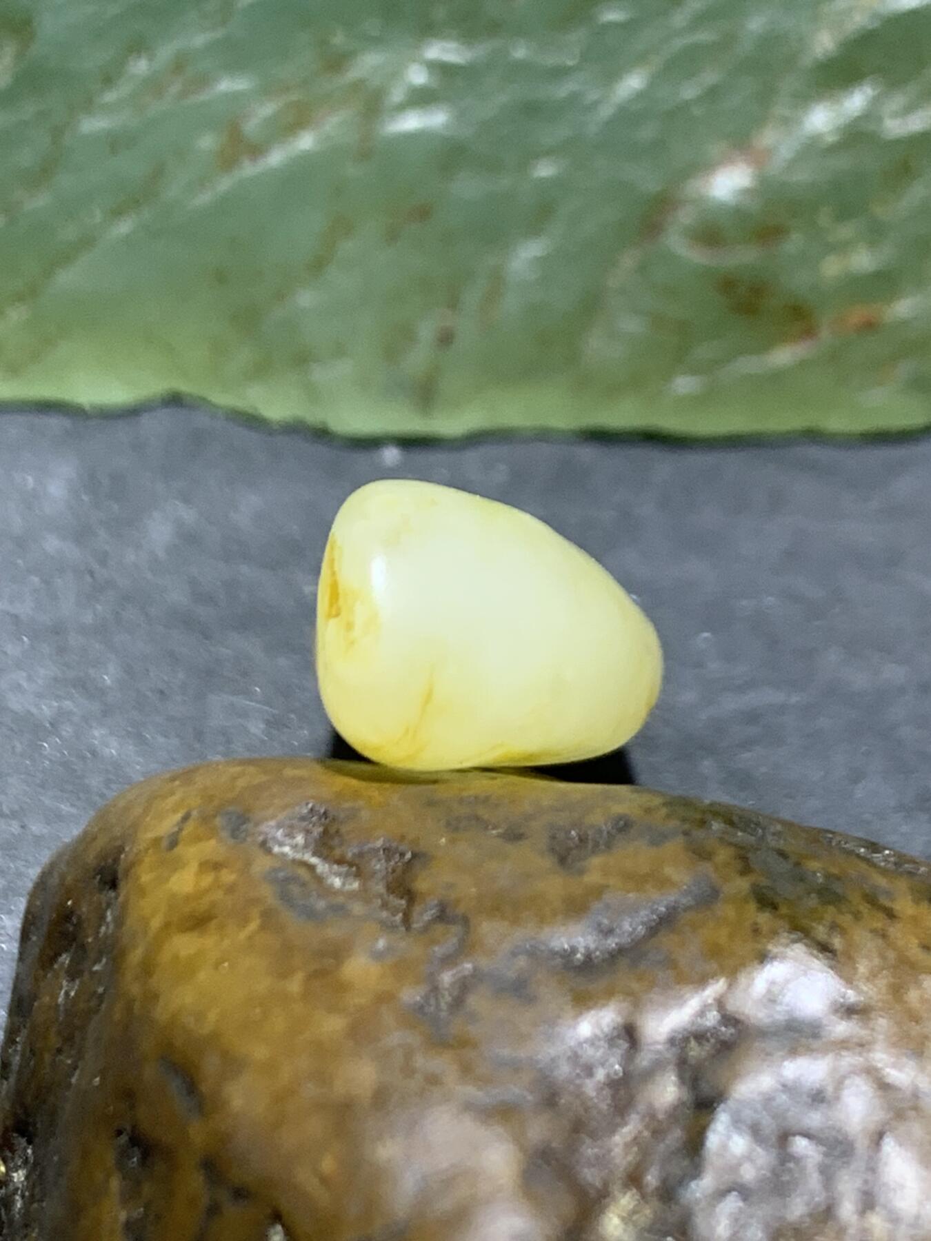 精美洒金皮和田玉小独籽原石一颗