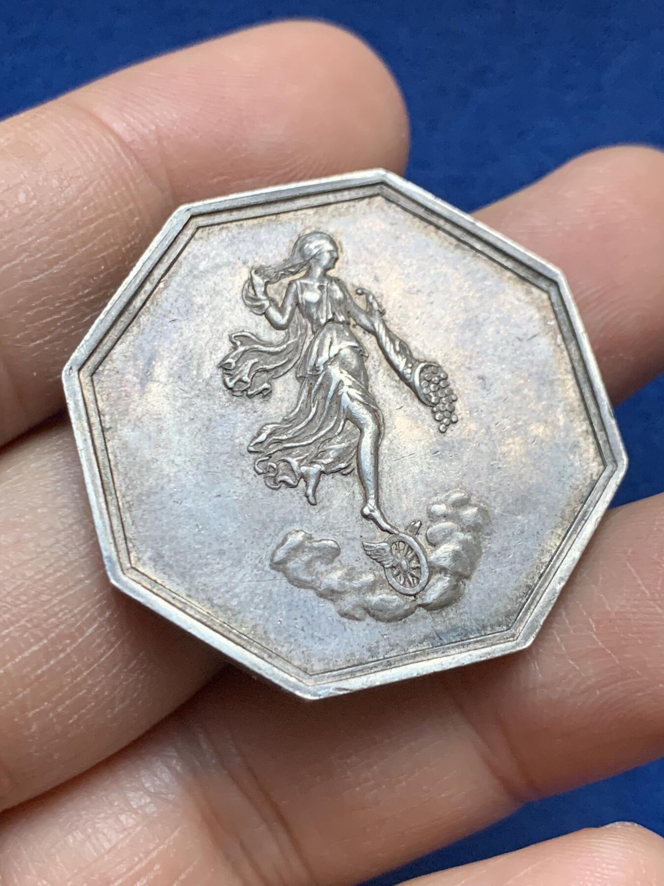 《竞宝斋》第445场 周日，周一，2场连拍 （全场包邮） 法国勒阿弗尔海上保险公司八角银质代币  15.35克 34mm 烟斗银标 正面：幸运女神右向立于带翼轮上，钱币从丰饶角倾泻而出，整体悬浮于云间