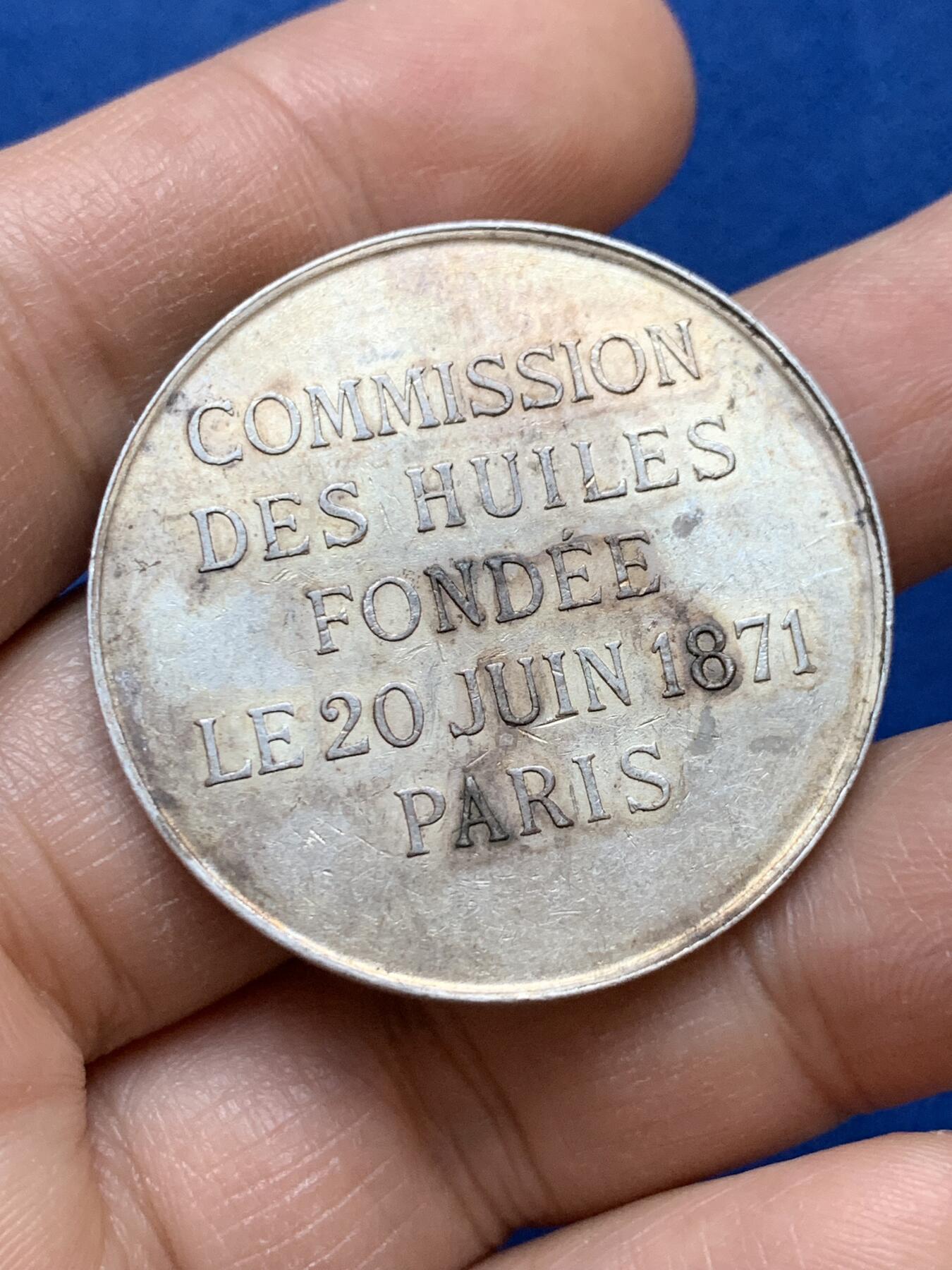 《竞宝斋》第445场 周日，周一，2场连拍 （全场包邮） 法国1871年巴黎油业委员会纪念银章，半裸女神手持蛇杖坐在油桶上，丰饶角AR，20.7克，38mm。