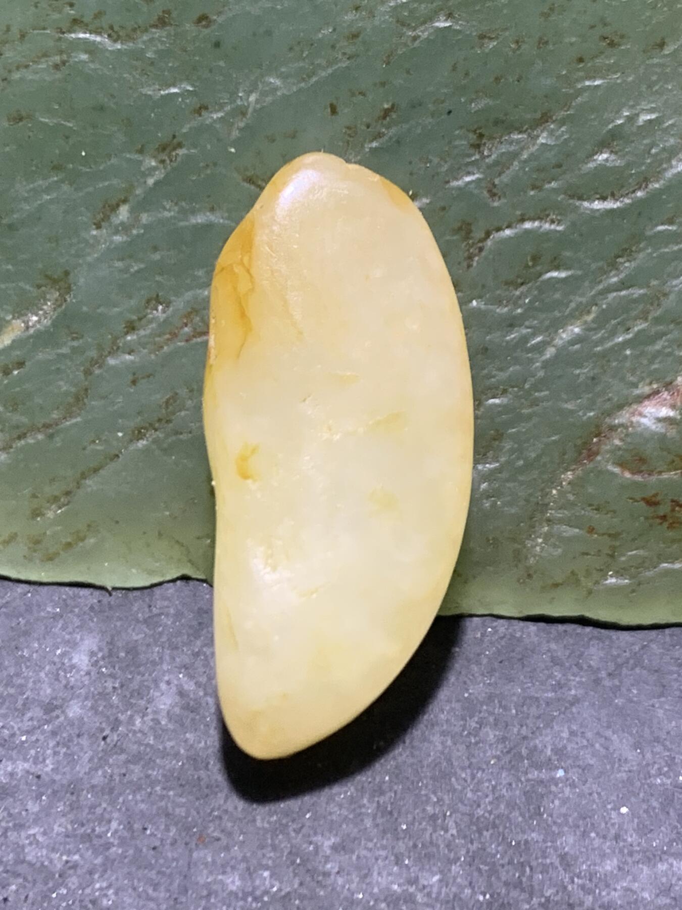 精美洒金皮和田玉小独籽原石一颗