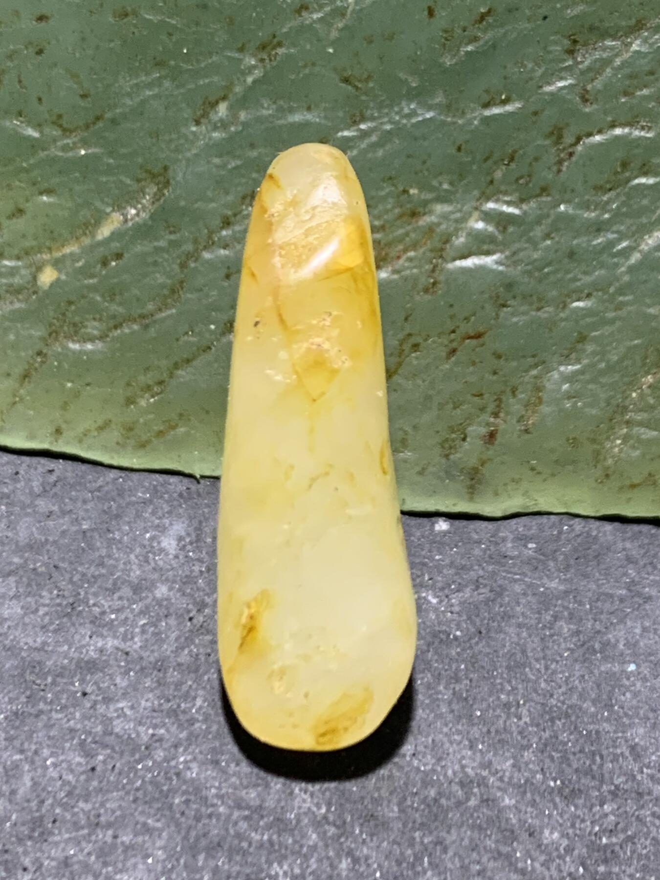 精美洒金皮和田玉小独籽原石一颗