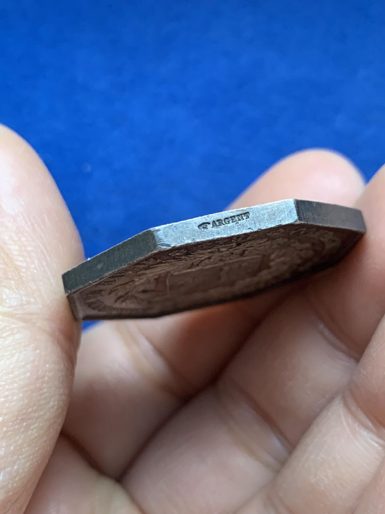 《竞宝斋》第445场 周日，周一，2场连拍 （全场包邮） 法国1844年勒阿弗尔公证人工会八角银质代币 手指银标 20.75克 33.8mm