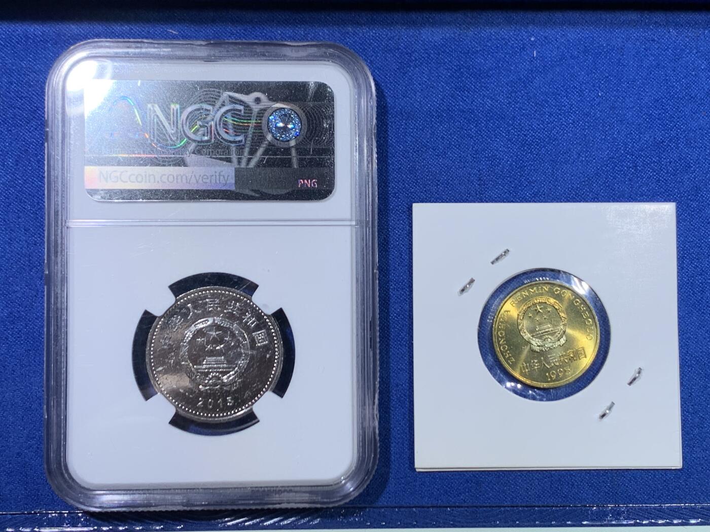 《竞宝斋》第445场 周日，周一，2场连拍 （全场包邮） 1986缅甸15元纸币（TQG2023麦稀奇首届世界钱币展样品纸币）+ NGC样品币 世界反法西斯纪念75周年1元 铜镍合金币 + 1995年梅花5角 非常新 细节见图