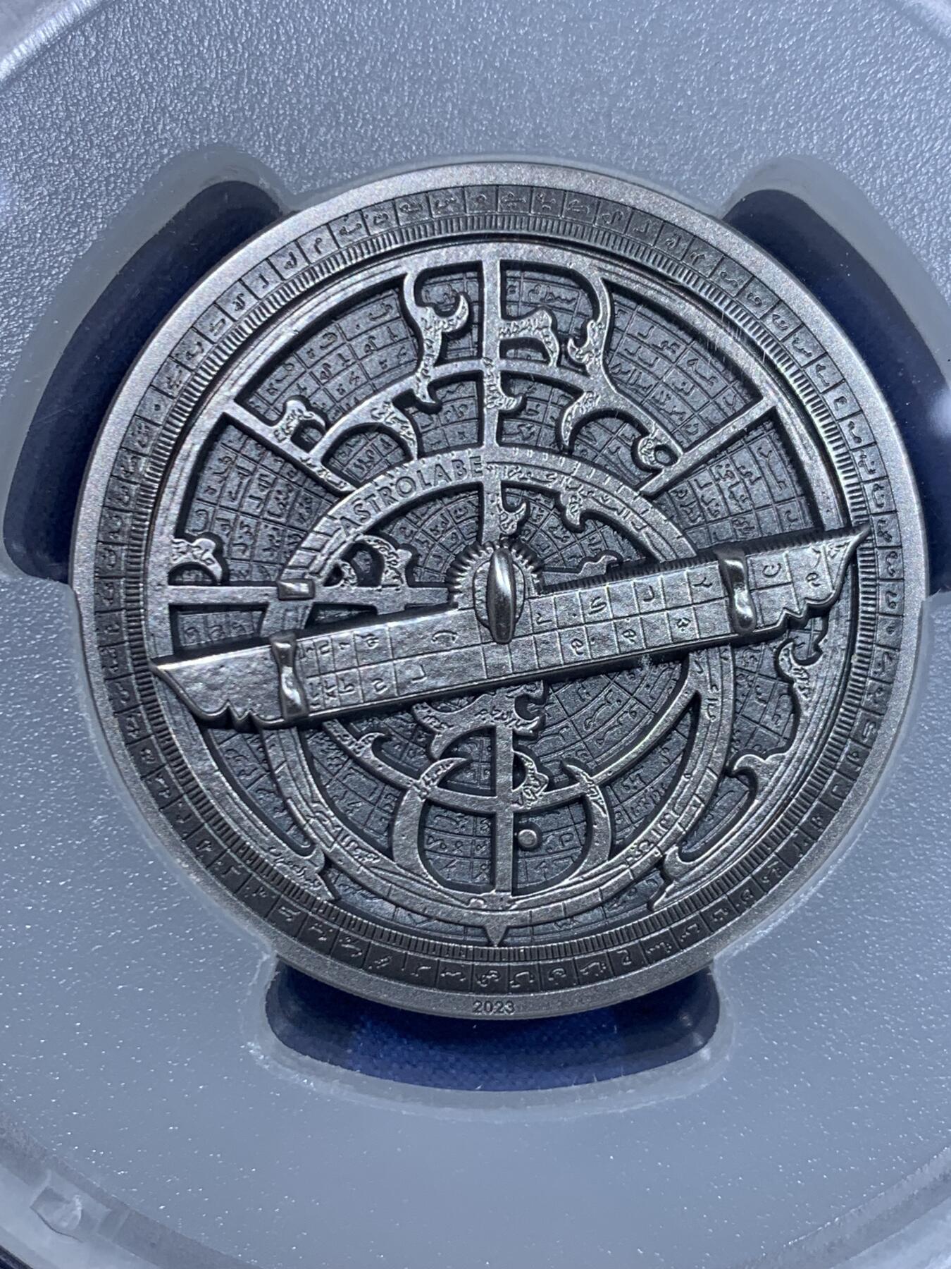 《竞宝斋》第445场 周日，周一，2场连拍 （全场包邮） PCGS MS70 库克群岛2023年历史仪器星盘2盎司高浮雕银币，直径45毫米加厚，铸造量1500枚，含纯银2盎司，仿古工艺处理，超立体高浮雕纪念银币，表面铸造非常精密，刻度如同真的仪器。状态一流，冠军分。2024克劳斯世界硬币大奖赛最佳克朗币 加大加厚盒装