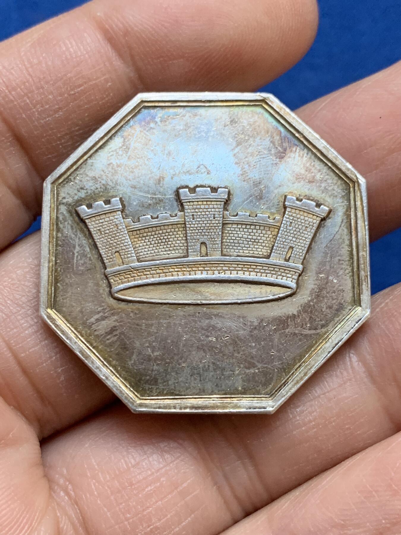 《竞宝斋》第445场 周日，周一，2场连拍 （全场包邮） 法国城市人寿保险公司八角银质代币，城堡王冠图，丰饶角AR边铭，35mm，20克。