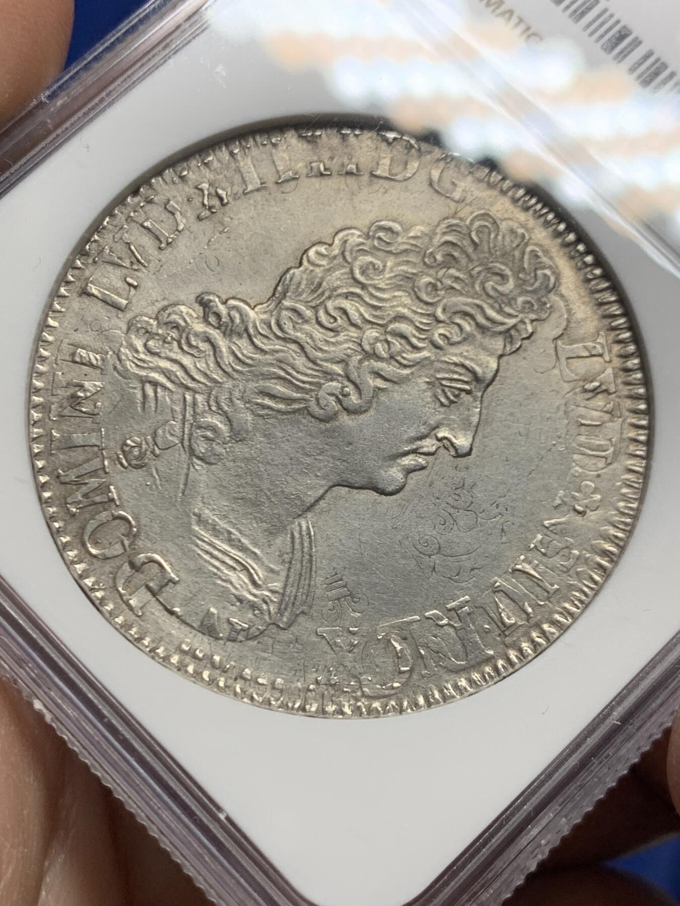 《竞宝斋》第445场 周日，周一，2场连拍 （全场包邮） NGC AUD 1693年法国路易十四1埃居大银币  正面肖像打制的极美，头发丝都能数得清，在这个基本都是复打烂品相的品种里绝对属于顶级的，光泽也很好。