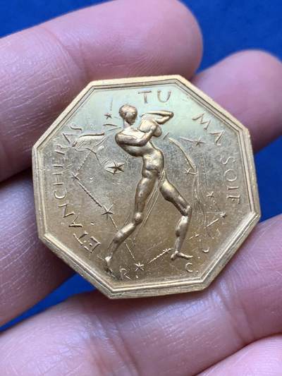 《竞宝斋》第445场 周日，周一，2场连拍 （全场包邮） - 法国1967年星座“宝瓶座”《最热烈的渴望》铜镀金八角章 13.4克 31.5mm 丰饶角BRONZE