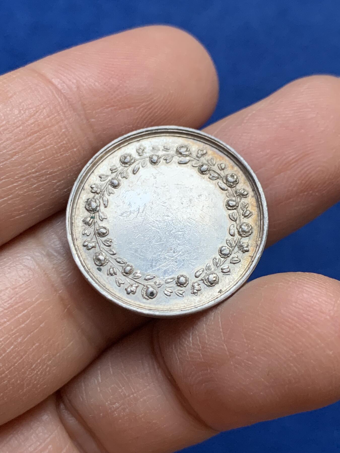 《竞宝斋》第445场 周日，周一，2场连拍 （全场包邮） 法国银质婚章 银标边铭 4.6克 23.7mm 背面无刻字 