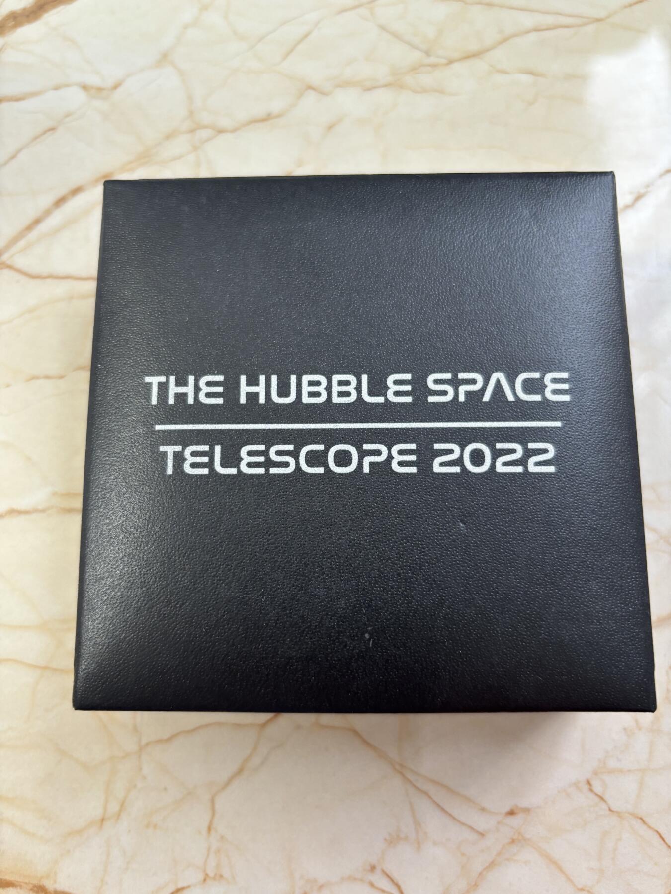 第185期拍卖 斐济2022年哈勃望远镜彩色钛金属纪念币，塑料盒有破