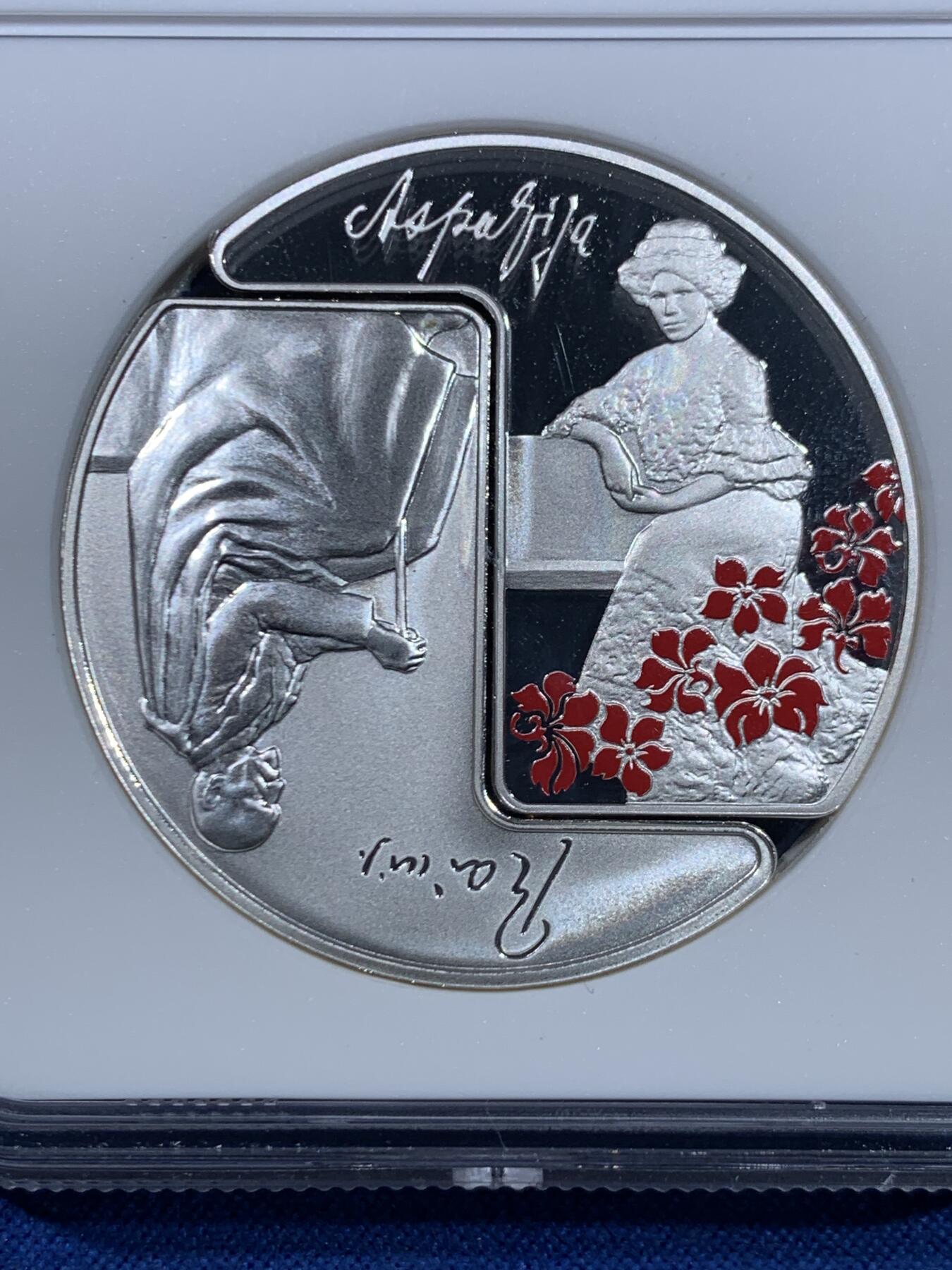 《竞宝斋》第445场 周日，周一，2场连拍 （全场包邮） 获奖币 NGC PF69UC 拉脱维亚2015年瑞尼斯和阿斯帕齐亚诞辰150周年5欧元精制纪念银币（31.47克重，925银，盒证齐全，发行量7千枚）荣膺2016年硬币之星独特概念奖第一名（银币采取了对称组合不同工艺处理手段，一半采取反向精制工艺，另一枚则采取精制工艺，正反两面均有其个人肖像及代表著作言论雕刻，属于双主题压铸手法）