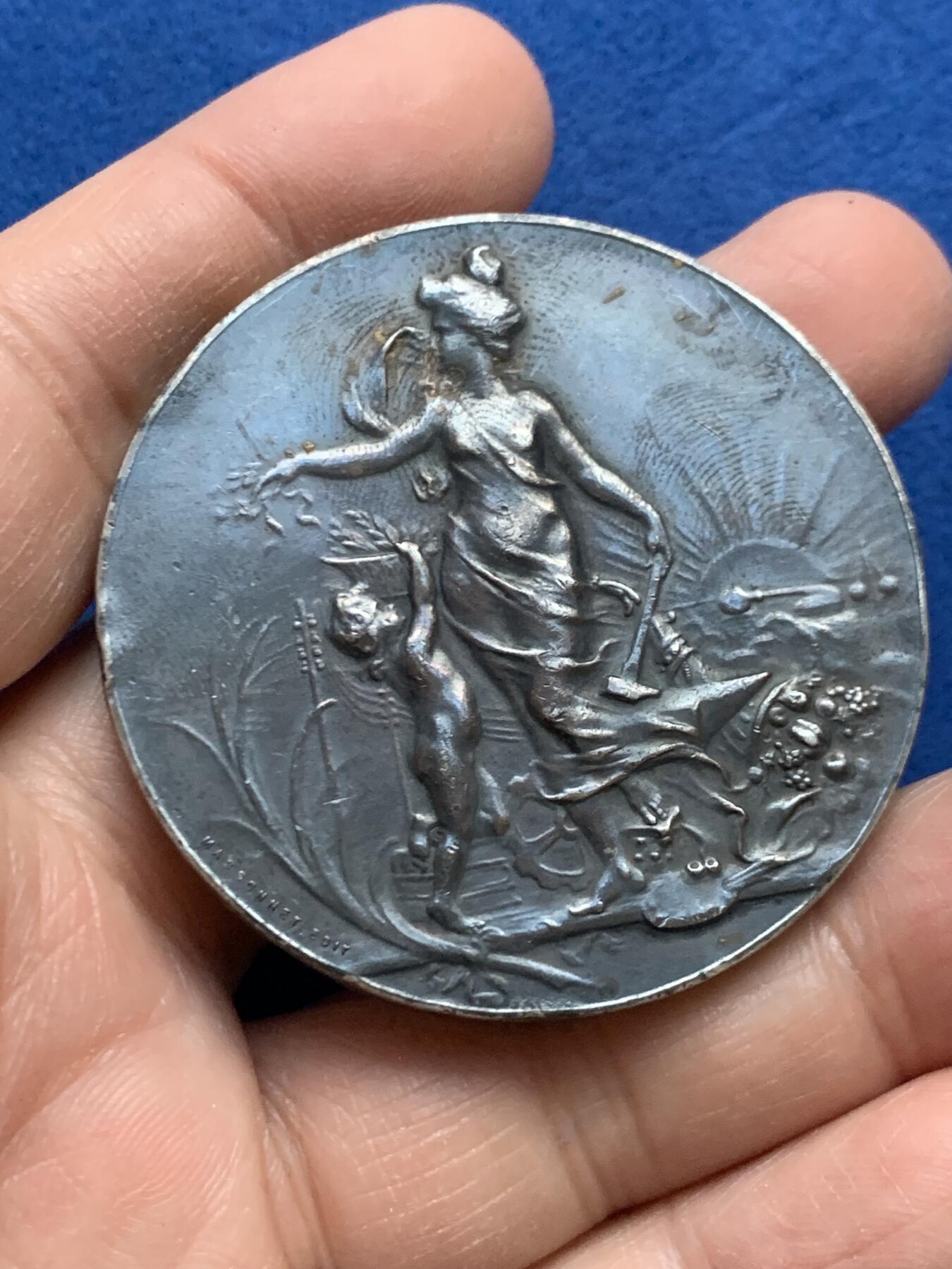 《竞宝斋》第445场 周日，周一，2场连拍 （全场包邮） 法国巴黎艺术展银章 57.6克 50.3mm 950银 银标边铭 带盒 