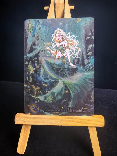 无佣金 不寄存 不收拍 链接少 我只是一个小小的卡牌收藏玩家   需要多宫大佬请私聊 部分卡牌设有底价（不想玩的那么累，即使有底价也会比市场价便宜的多，懂的自然懂） 拒绝小号抬价 大家放心拍 所有拍品部分套有卡膜 部分卡牌多宫 自制卡牌 不包厂瑕 放大镜 品控 勿拍 流拍商品会循环 感谢大家支持 留个关注 不定时上新 谢谢 - 奇点卡牌 美人鱼 粗闪